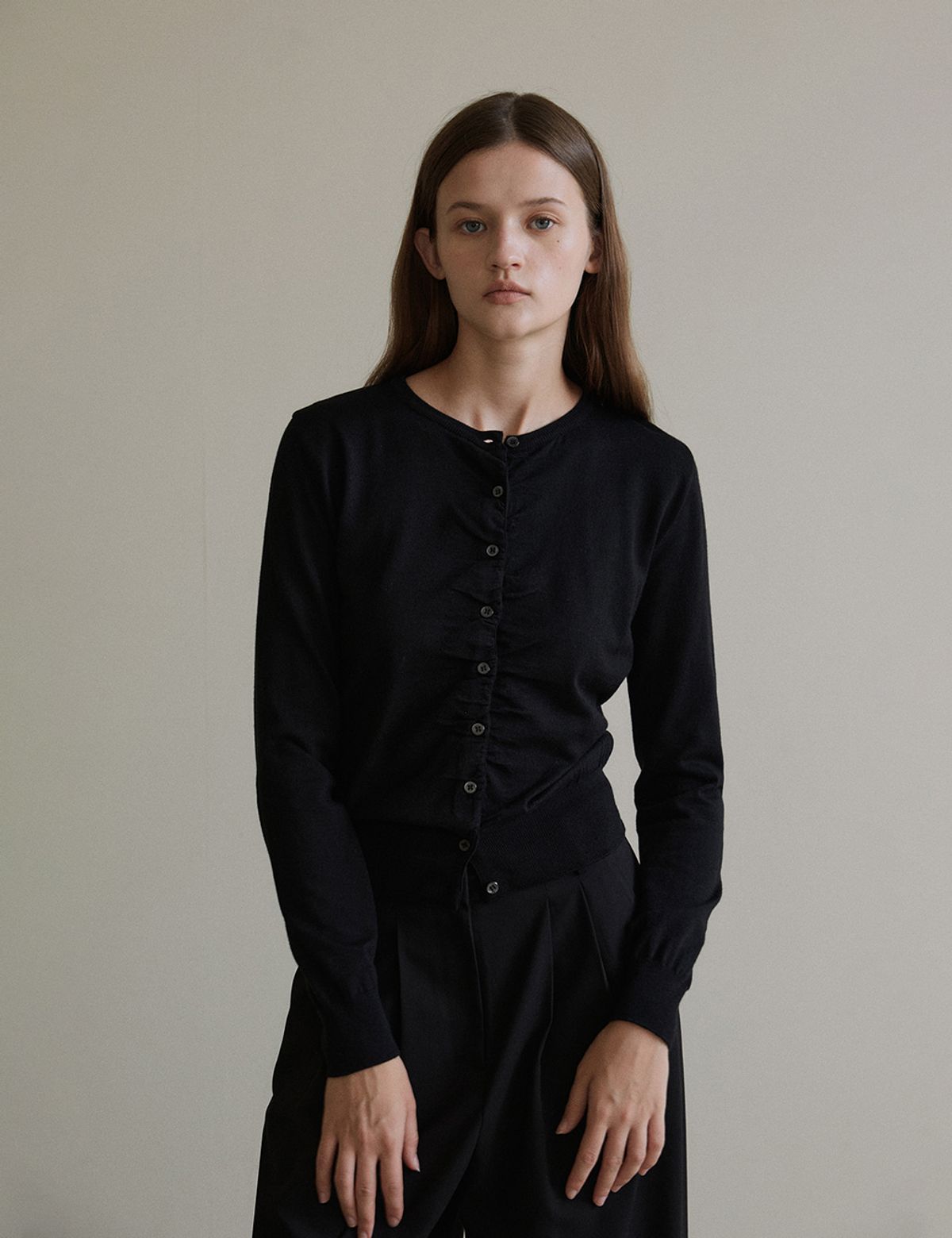 더엘로(THEELO) Shirring Round Cardigan (Black)