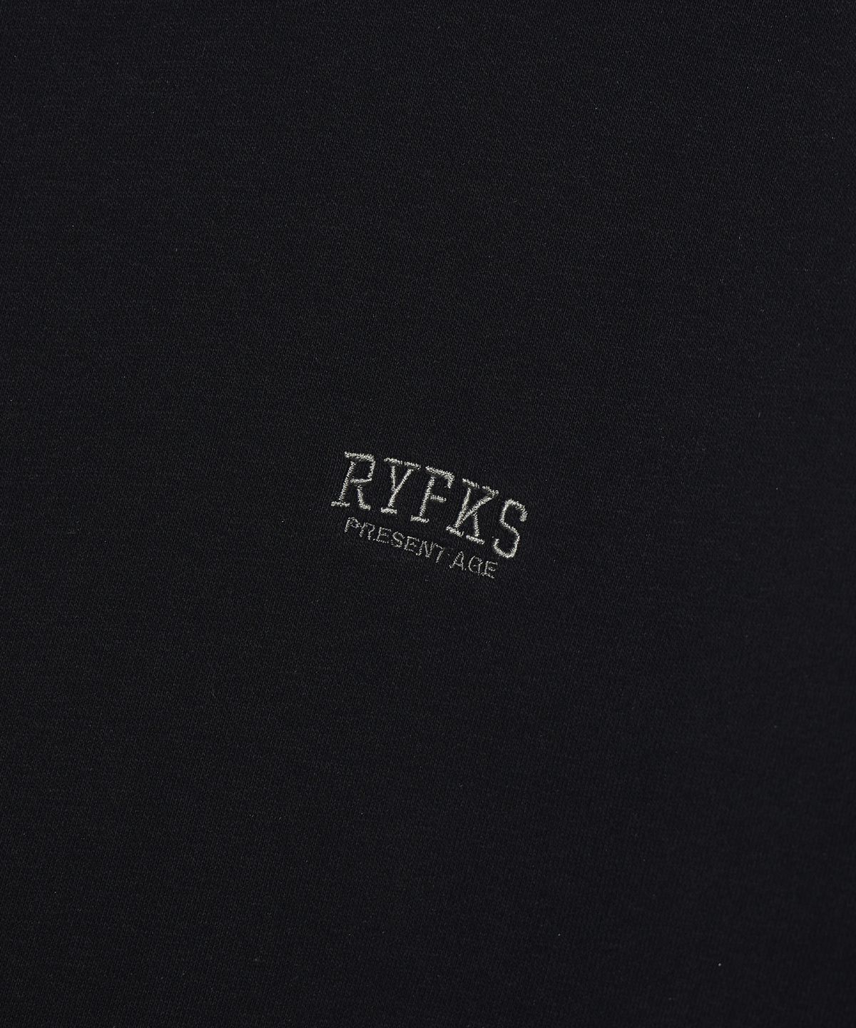 레이피커스(RAYFIKERS) 시그니처 스몰 로고 맨투맨 MQ6TU135_BLACK