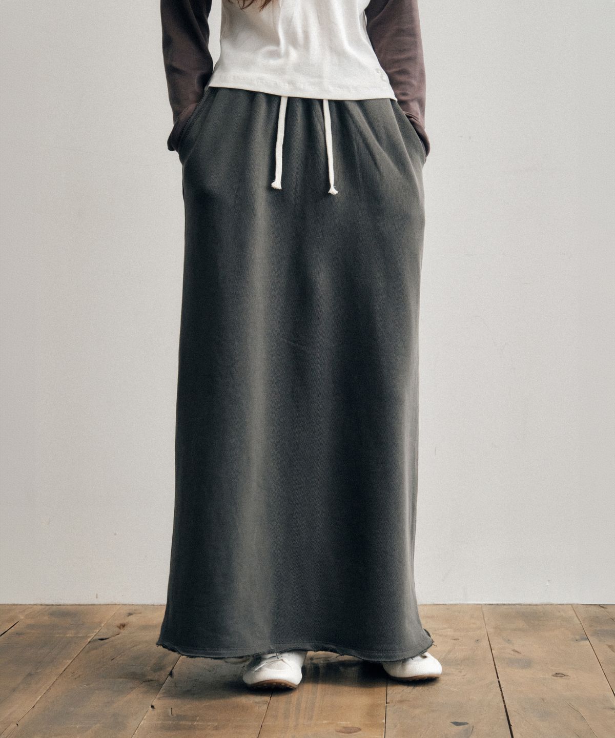 씨타(CITTA) Every Day Comfort Raw Edge Maxi Skirt_CTS620(Charcoal)