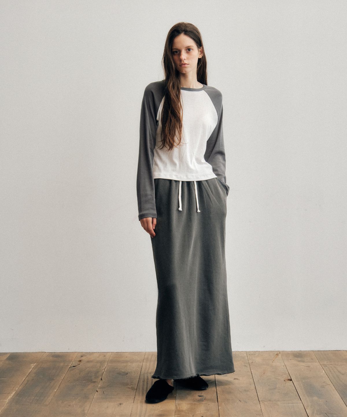 씨타(CITTA) Every Day Comfort Raw Edge Maxi Skirt_CTS620(Charcoal)