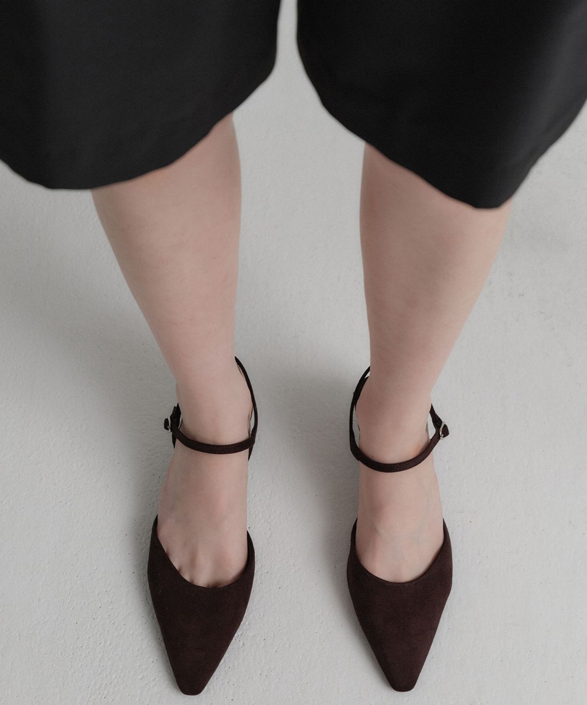 룩캐스트(LOOKAST) 넬리 백리스 포인티드 힐 / NELLY BACKLESS POINTED HEEL_2colors