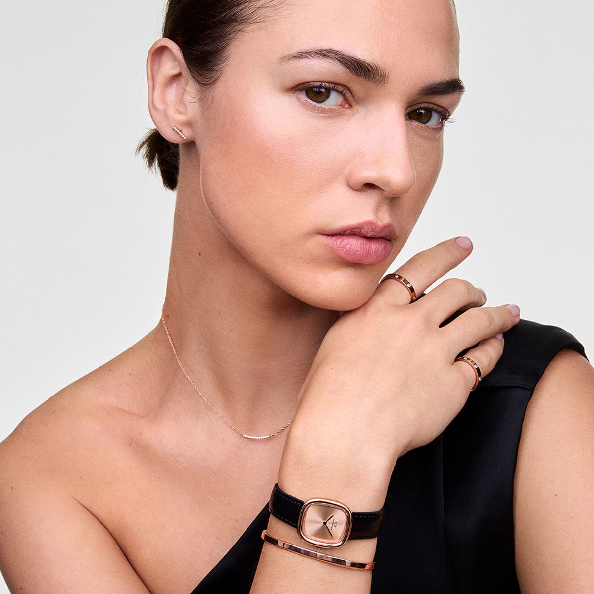 다니엘 웰링턴(DANIEL WELLINGTON) MARGOT SHEFFIELD 메탈 유광 로즈골드 블랙레더 여자 손목시계
