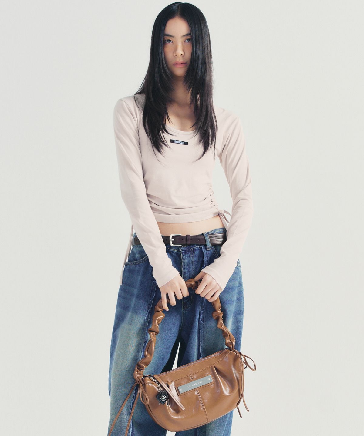 닉앤니콜(NICK&NICOLE) CRYSTAL SHIRRING RIBBON ROUND BAG_BROWN