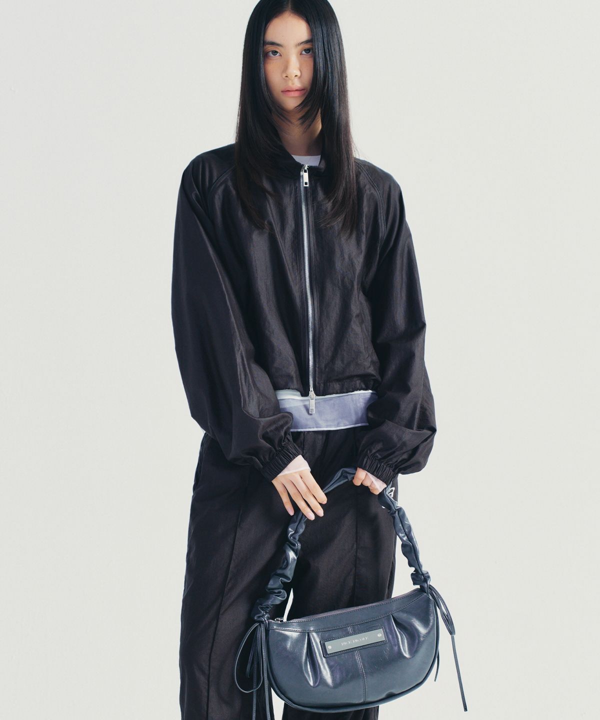 닉앤니콜(NICK&NICOLE) CRYSTAL SHIRRING RIBBON ROUND BAG_CHARCOAL