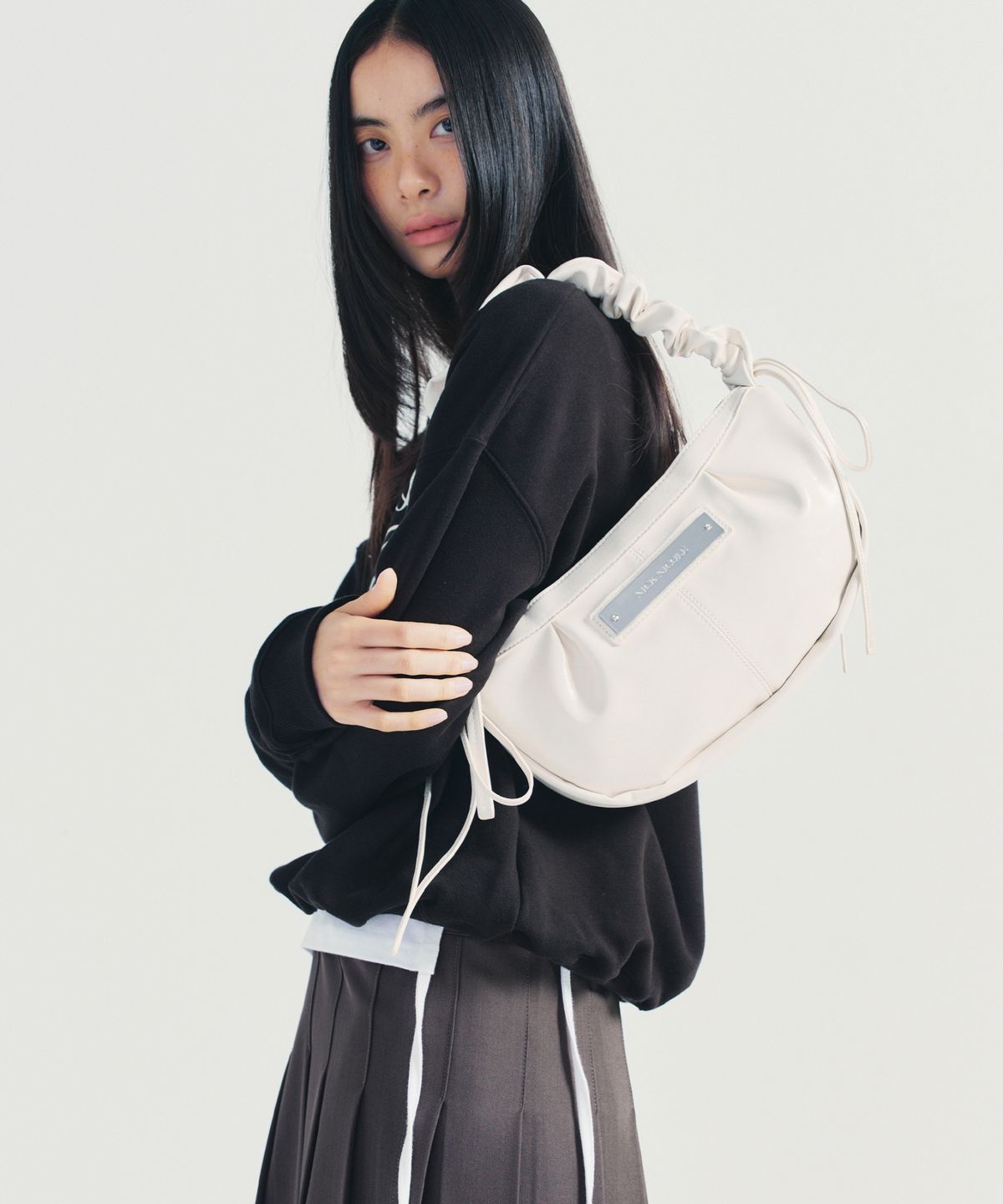 닉앤니콜(NICK&NICOLE) CRYSTAL SHIRRING RIBBON ROUND BAG_CREAM