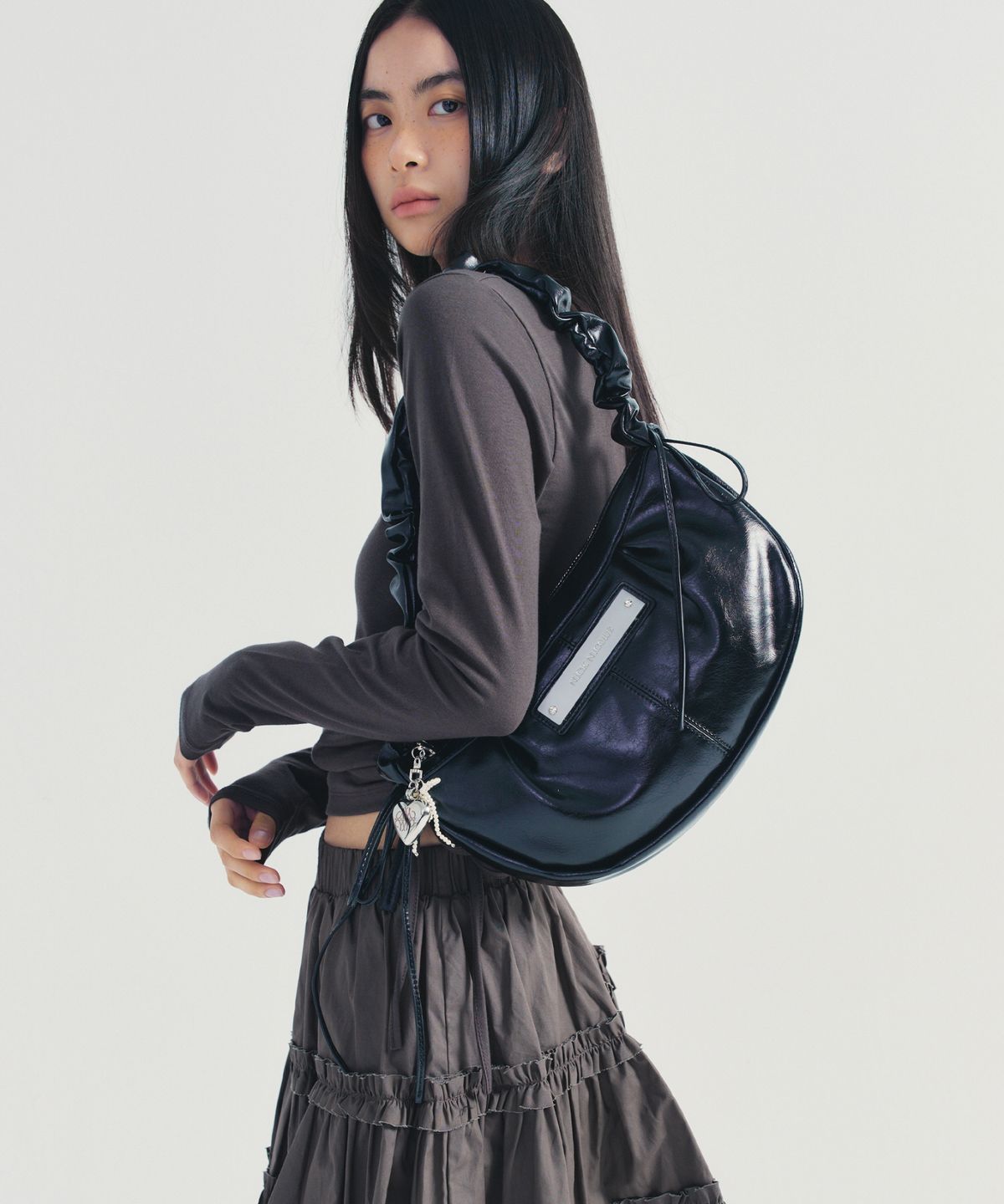 닉앤니콜(NICK&NICOLE) CRYSTAL SHIRRING RIBBON ROUND BAG_BLACK