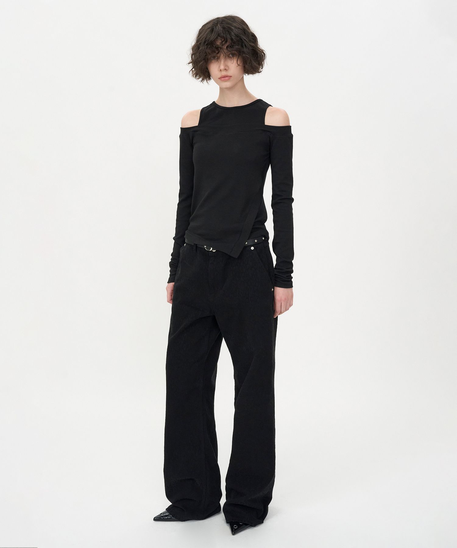 HOUGA アシンメトリック ブラックトップス MUSINSA公式 | INSILENCE WOMEN アシンメトリックオフショルダー