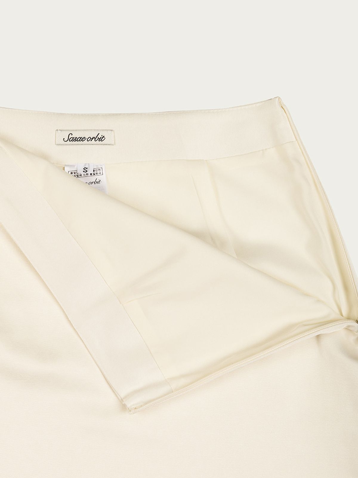 사사에오르빗(SASAEORBIT) Satin Skirt Ivory
