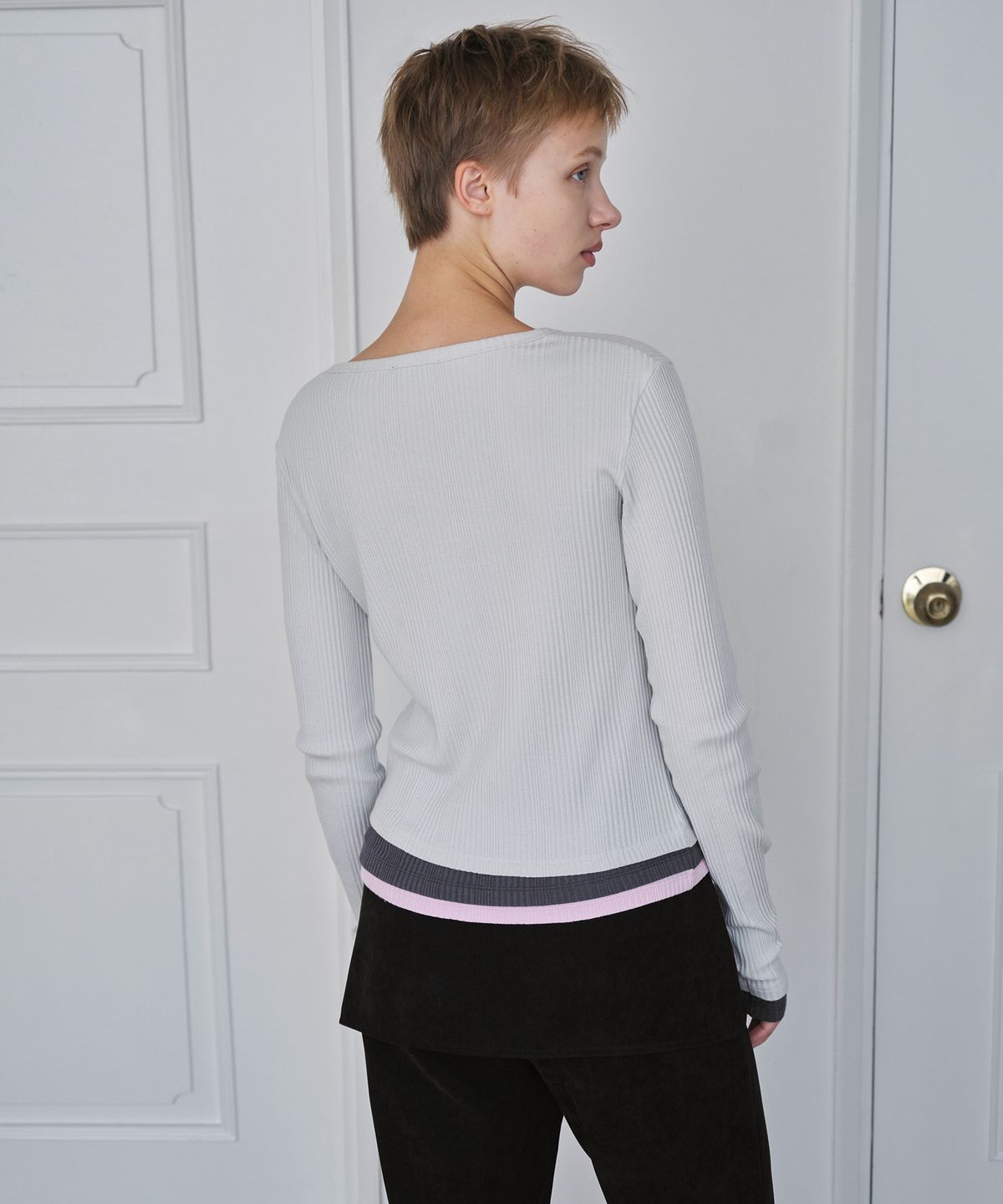 시메트릭 퍼센트(SYMMETRICPERCENT) Layered Henley Neck Top / Light Grey