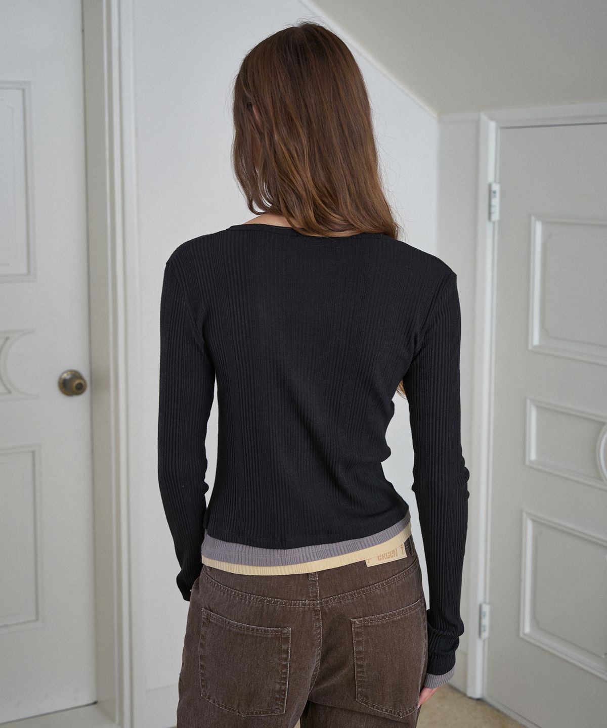 시메트릭 퍼센트(SYMMETRICPERCENT) Layered Henley Neck Top / Black