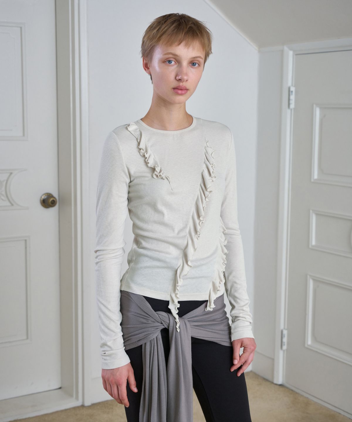 시메트릭 퍼센트(SYMMETRICPERCENT) Asymmetric Ruffled Long Sleeve / Ash Beige