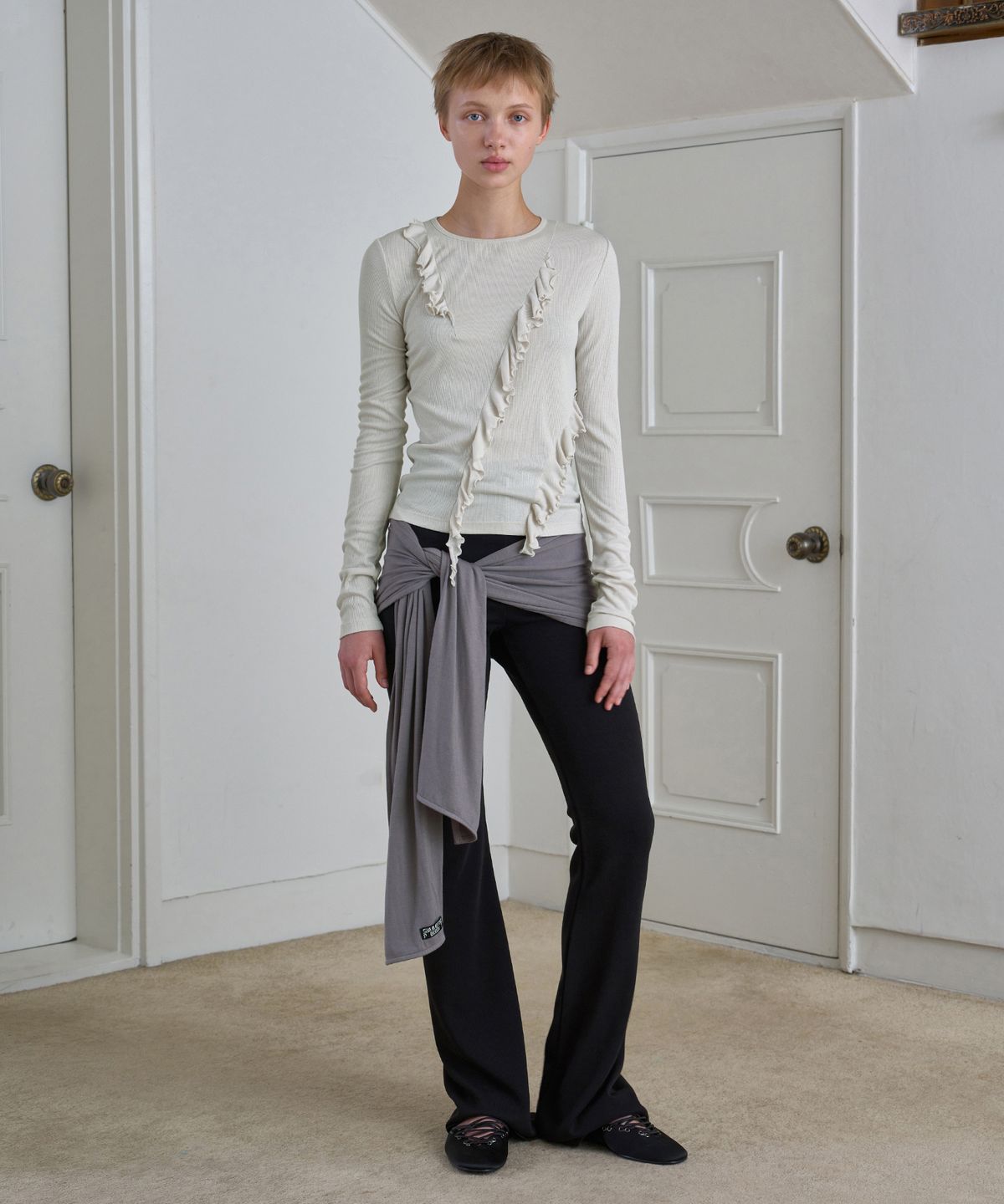 시메트릭 퍼센트(SYMMETRICPERCENT) Asymmetric Ruffled Long Sleeve / Ash Beige