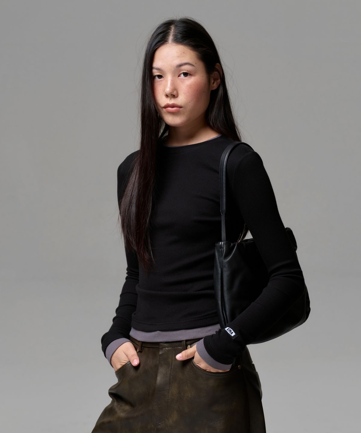이알에이(ERA) WOMEN COLOR LAYERED SLIM RIB T - SMOKY BLACK