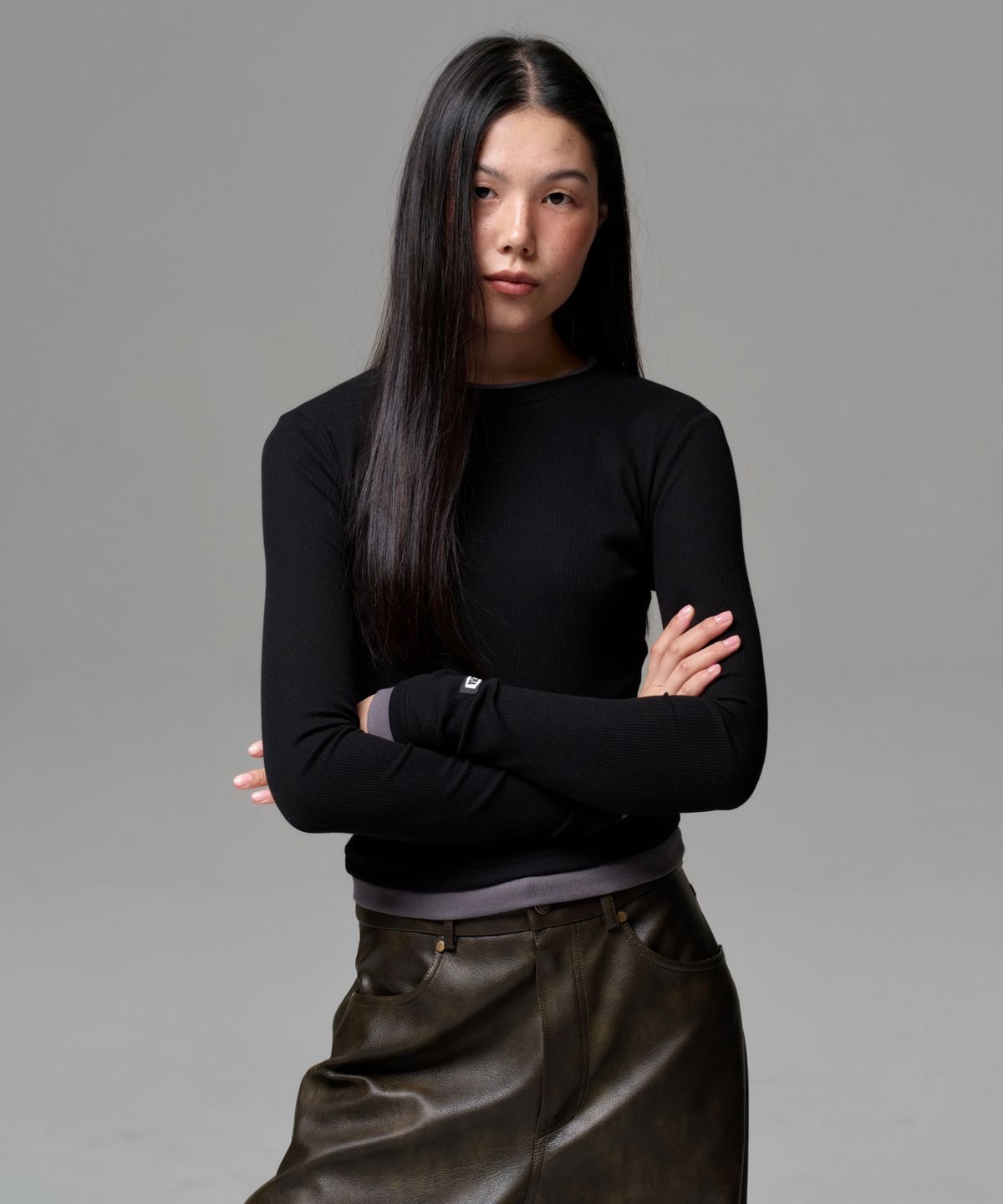 이알에이(ERA) WOMEN COLOR LAYERED SLIM RIB T - SMOKY BLACK