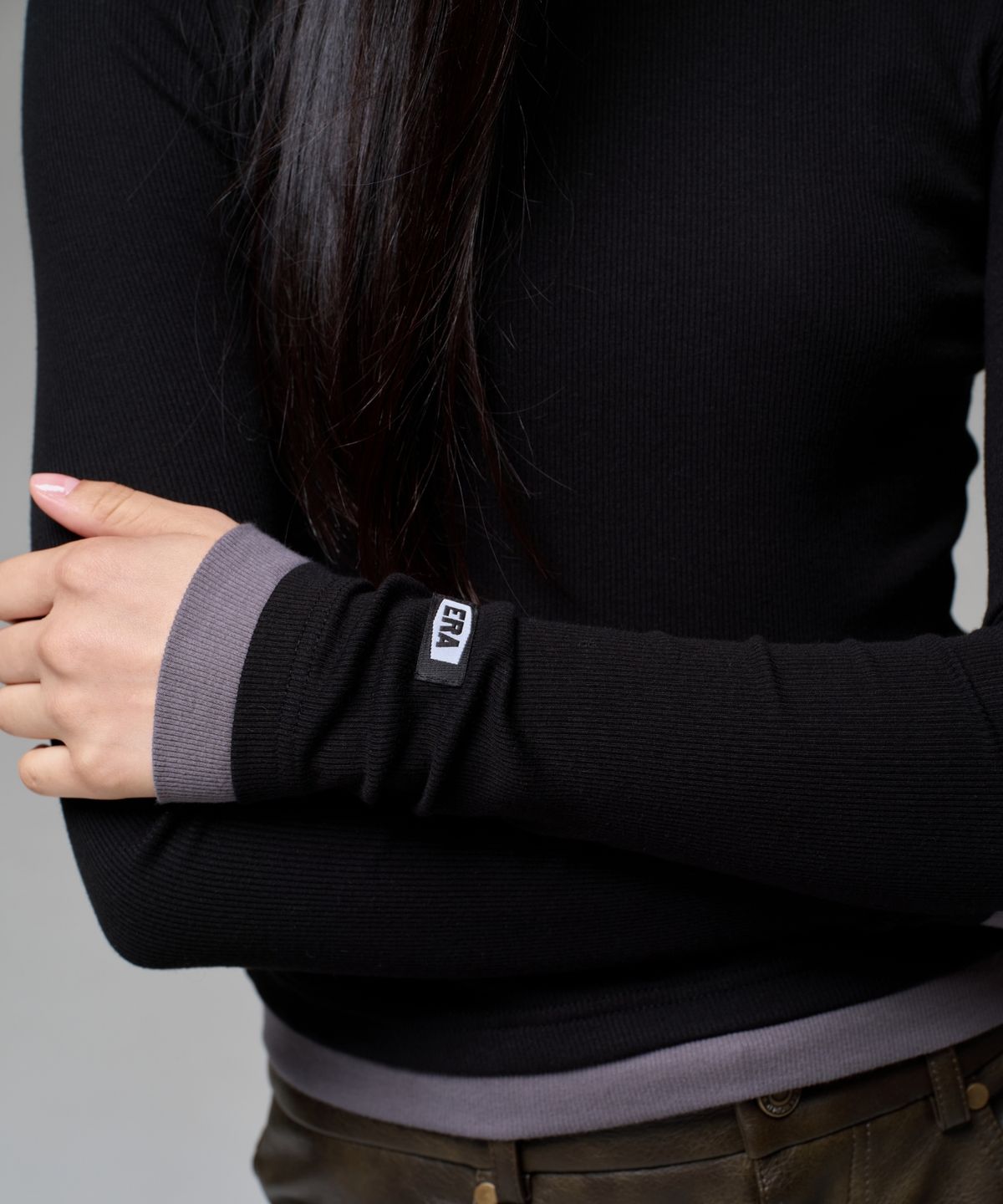 이알에이(ERA) WOMEN COLOR LAYERED SLIM RIB T - SMOKY BLACK