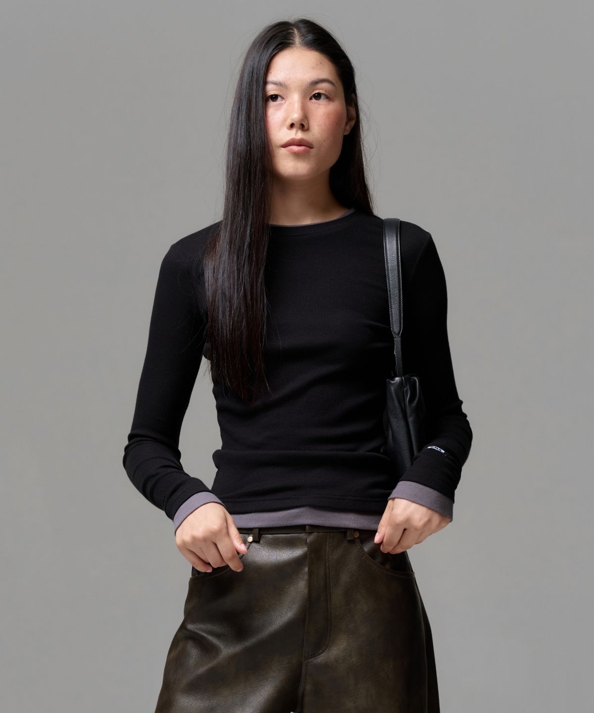 이알에이(ERA) WOMEN COLOR LAYERED SLIM RIB T - SMOKY BLACK
