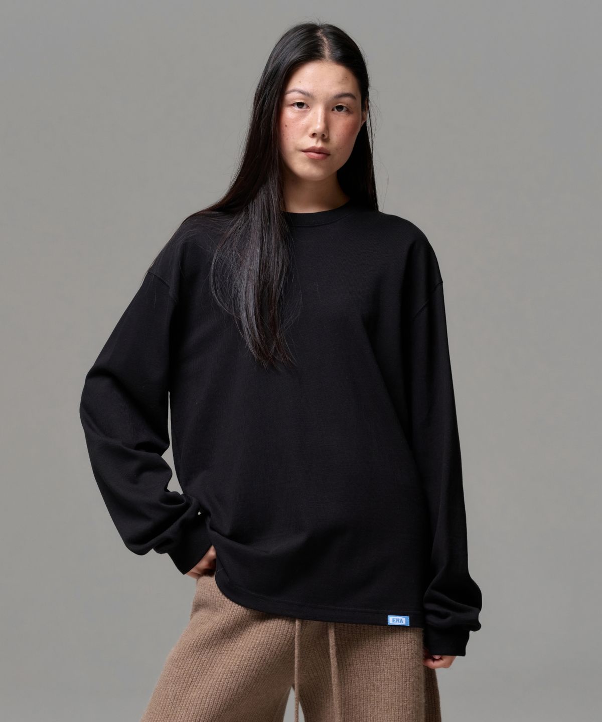이알에이(ERA) UNISEX ERA SHOULDER LOGO T - BLACK