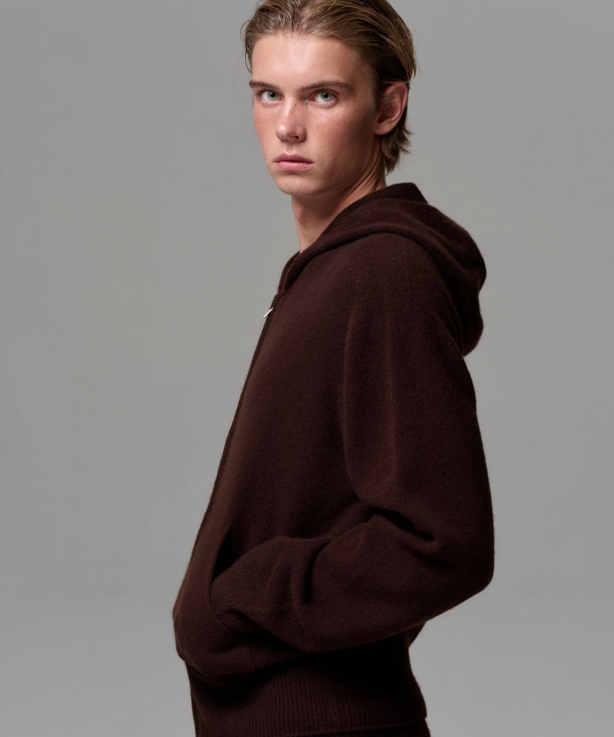 이알에이(ERA) MEN CASHMERE BLEND ZIP KNIT HOODIE - DARK BROWN