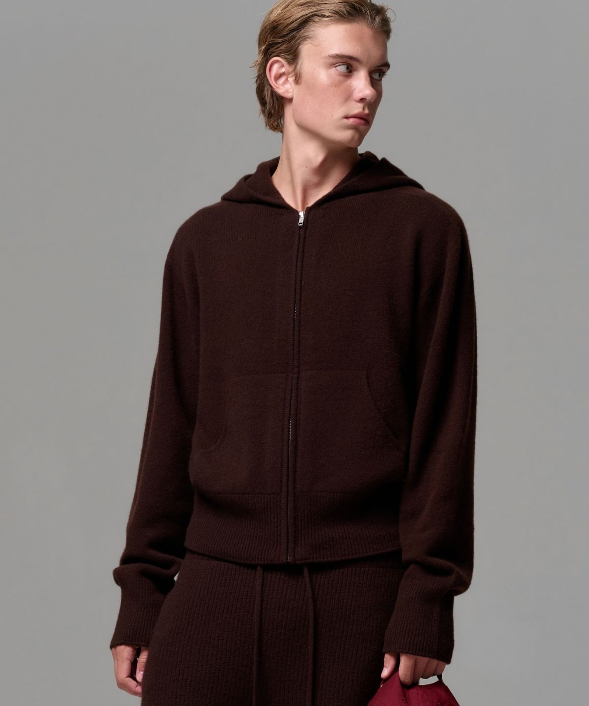 이알에이(ERA) MEN CASHMERE BLEND ZIP KNIT HOODIE - DARK BROWN