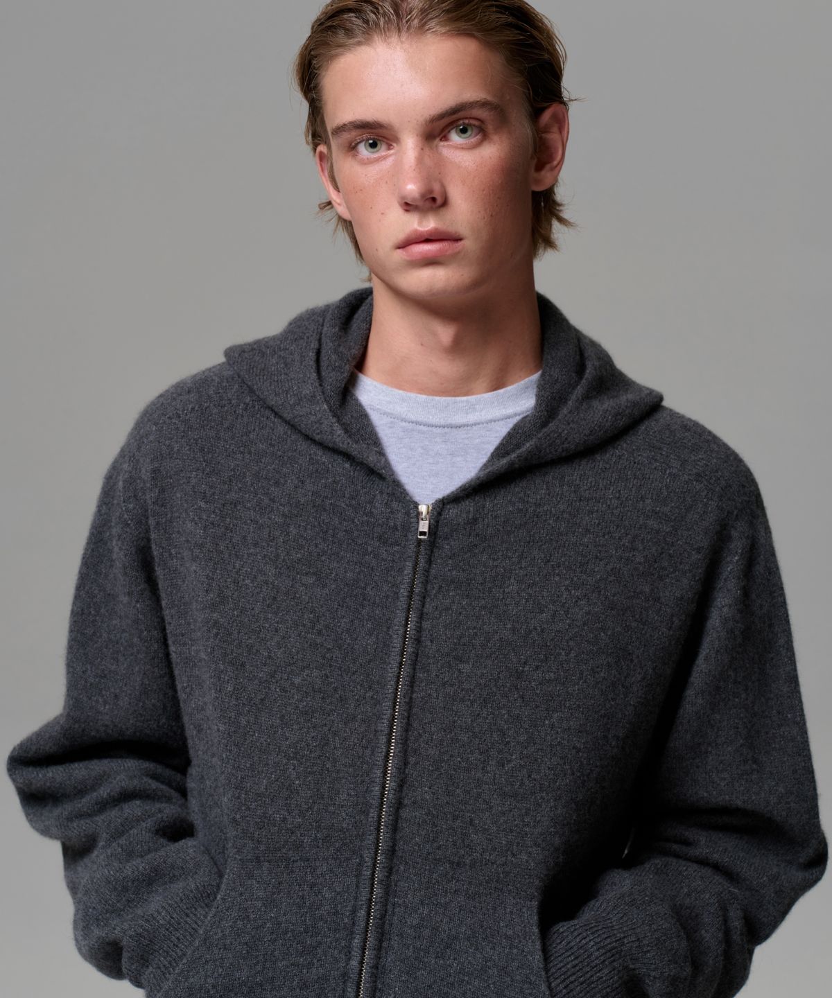 이알에이(ERA) MEN CASHMERE BLEND ZIP KNIT HOODIE - CHARCOAL GRAY