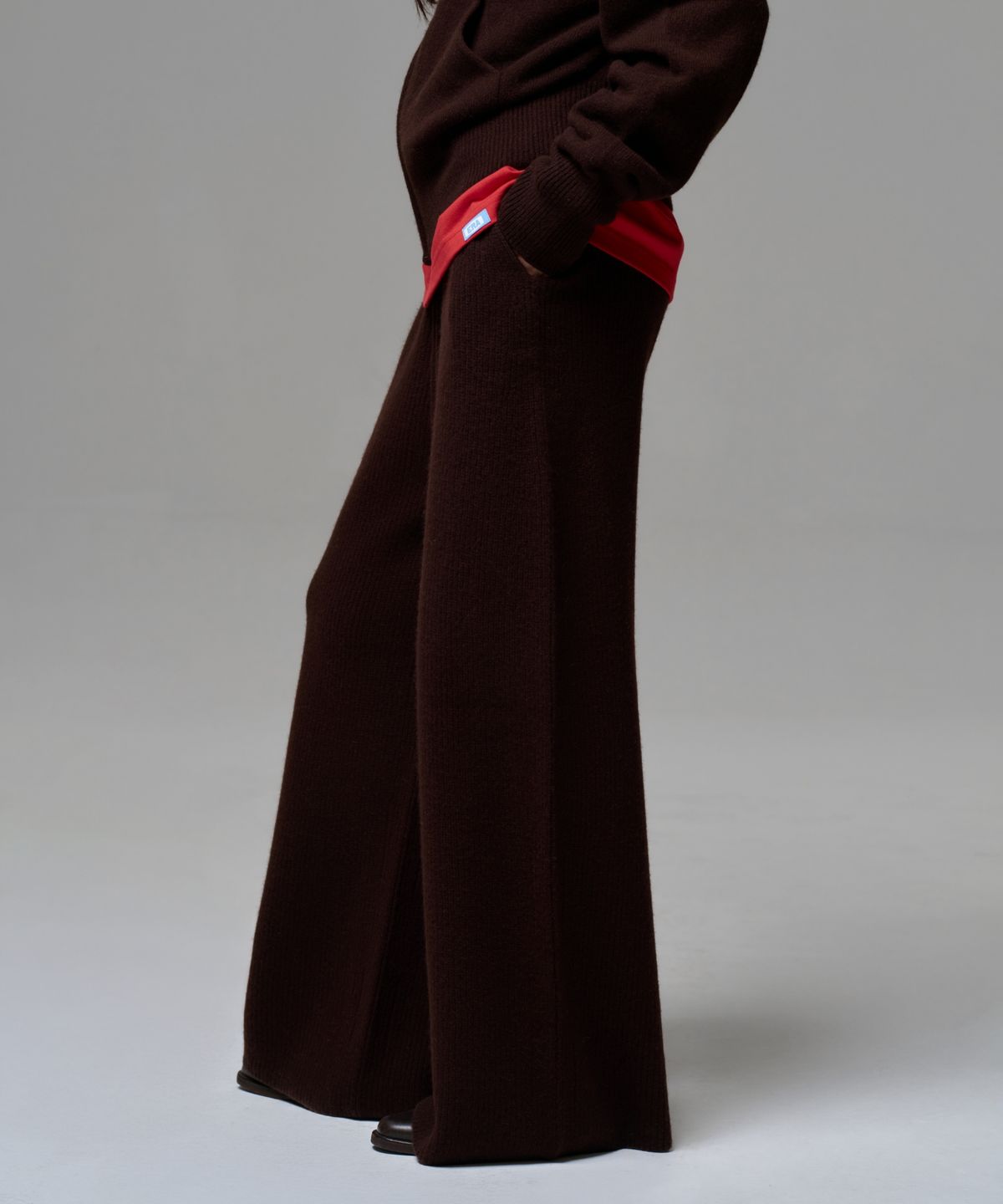 이알에이(ERA) WOMEN CASHMERE BLEND RELAXED KNIT SWEATPANTS - DARK BROWN