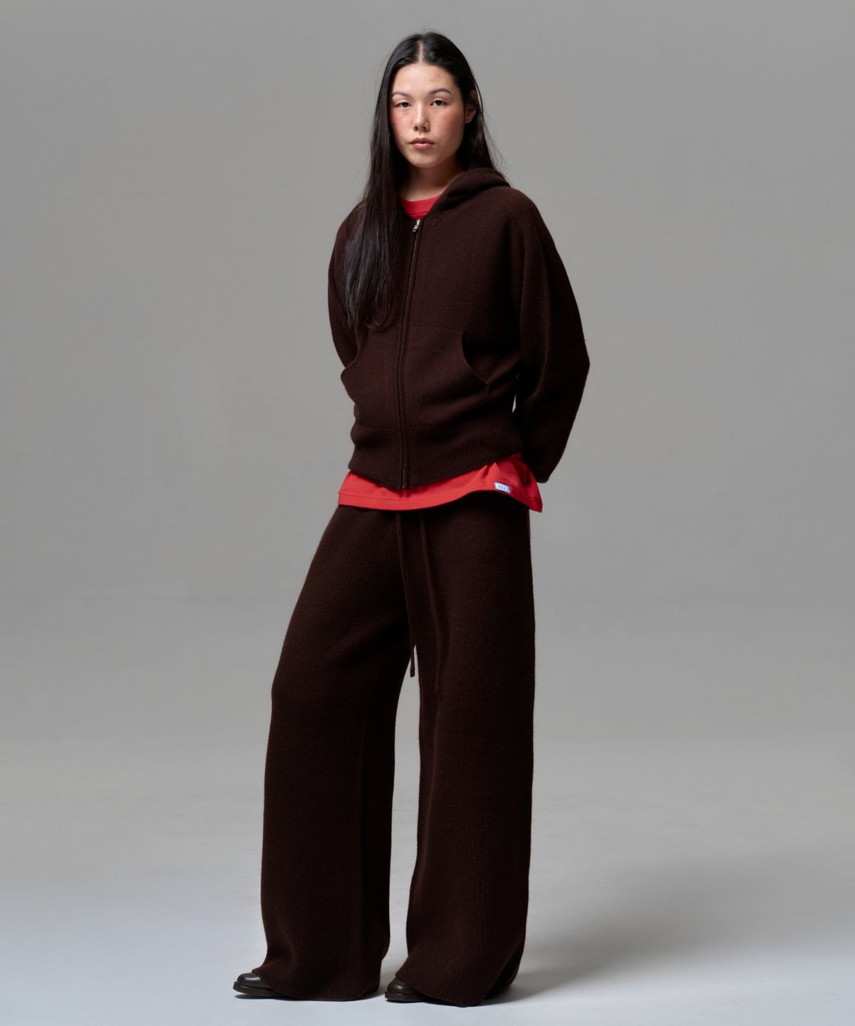 이알에이(ERA) WOMEN CASHMERE BLEND RELAXED KNIT SWEATPANTS - DARK BROWN