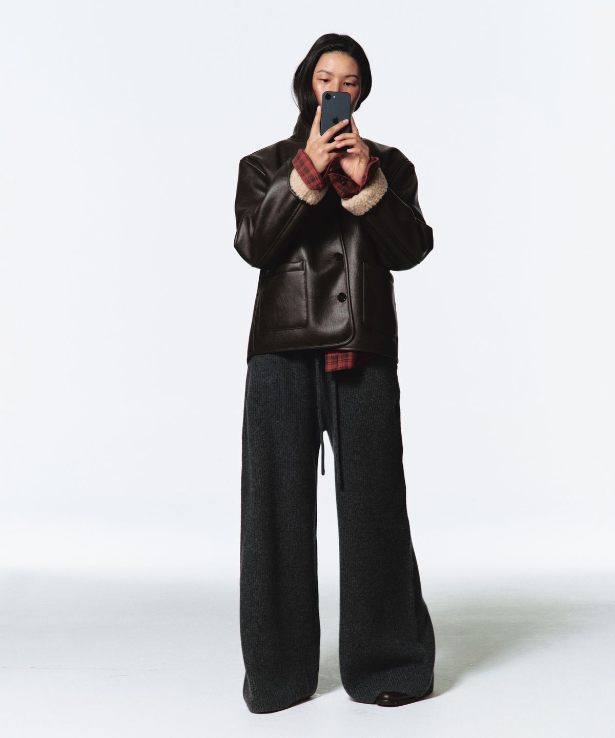 이알에이(ERA) WOMEN CASHMERE BLEND RELAXED KNIT SWEATPANTS - DARK BROWN