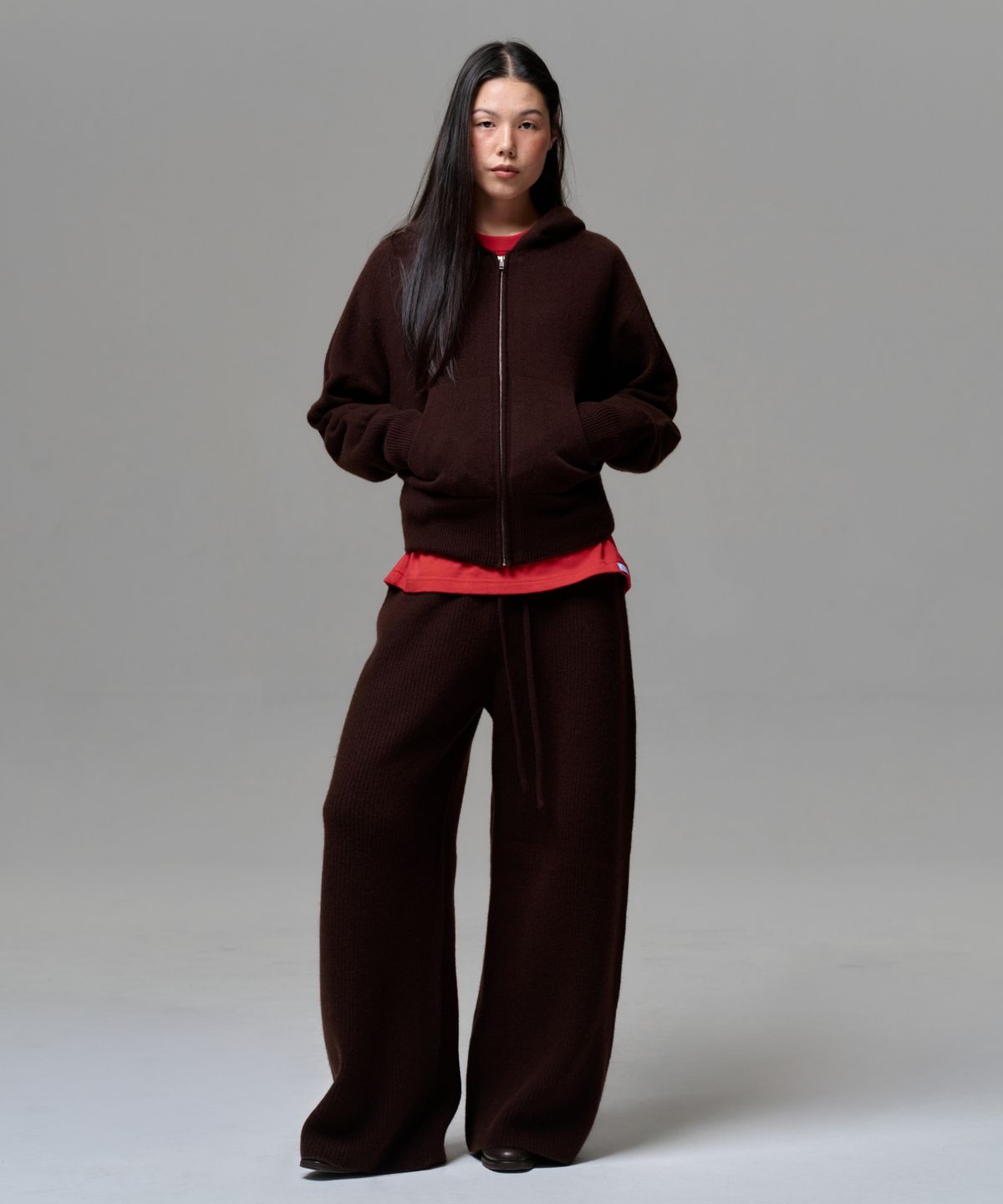 이알에이(ERA) WOMEN CASHMERE BLEND RELAXED KNIT SWEATPANTS - DARK BROWN