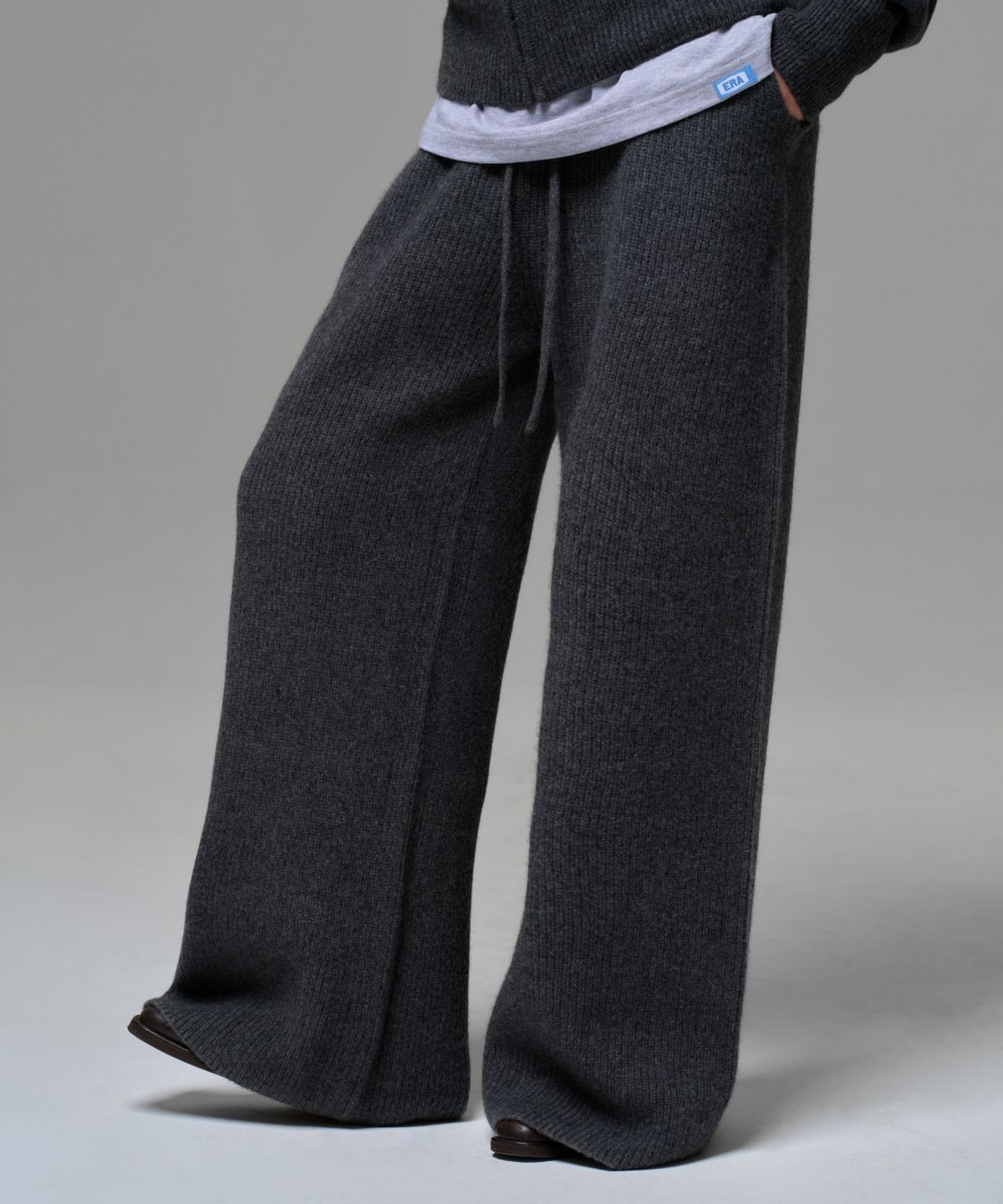 이알에이(ERA) WOMEN CASHMERE BLEND RELAXED KNIT SWEATPANTS - CHARCOAL GRAY