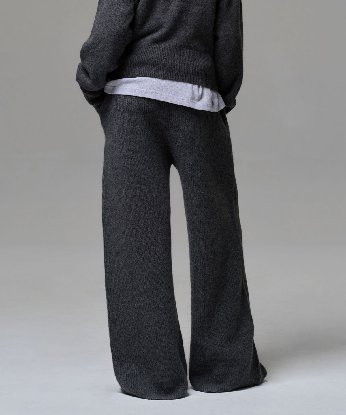 이알에이(ERA) WOMEN CASHMERE BLEND RELAXED KNIT SWEATPANTS - CHARCOAL GRAY
