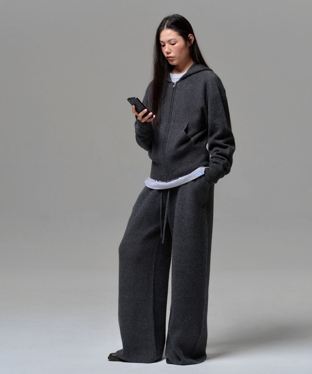 이알에이(ERA) WOMEN CASHMERE BLEND RELAXED KNIT SWEATPANTS - CHARCOAL GRAY