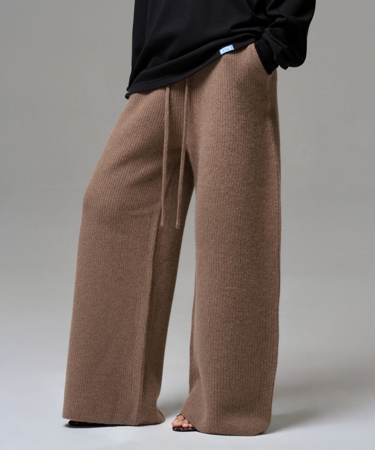 이알에이(ERA) WOMEN CASHMERE BLEND RELAXED KNIT SWEATPANTS - NEUTRAL BROWN