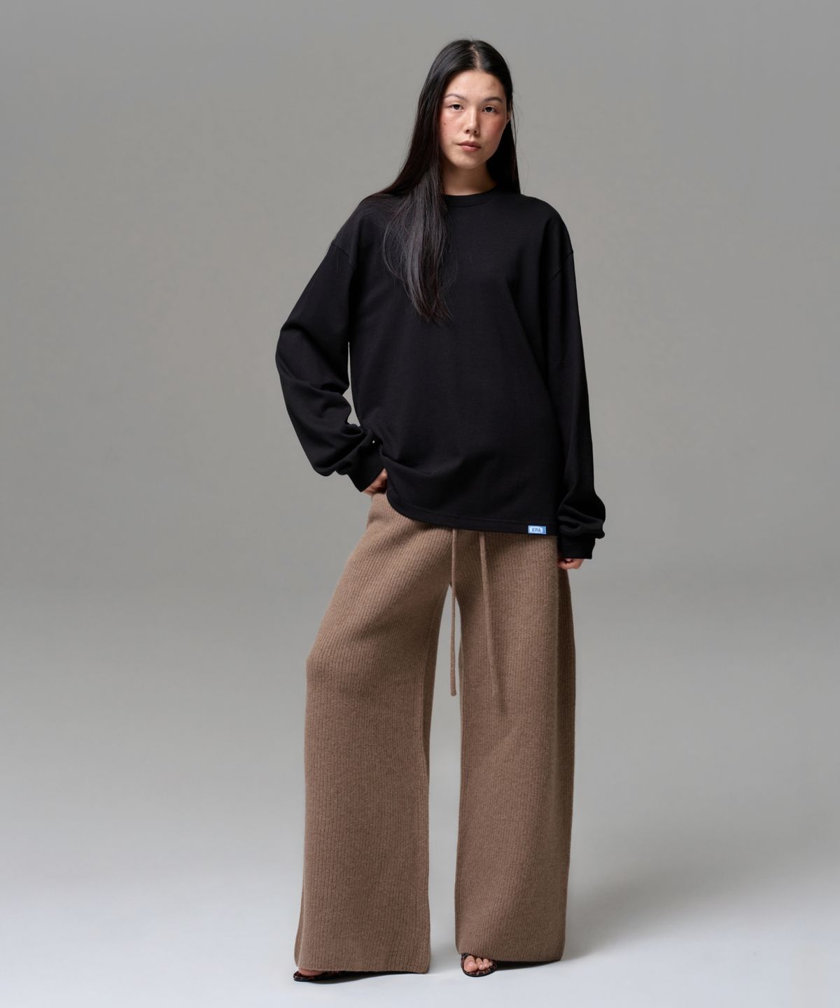 이알에이(ERA) WOMEN CASHMERE BLEND RELAXED KNIT SWEATPANTS - NEUTRAL BROWN