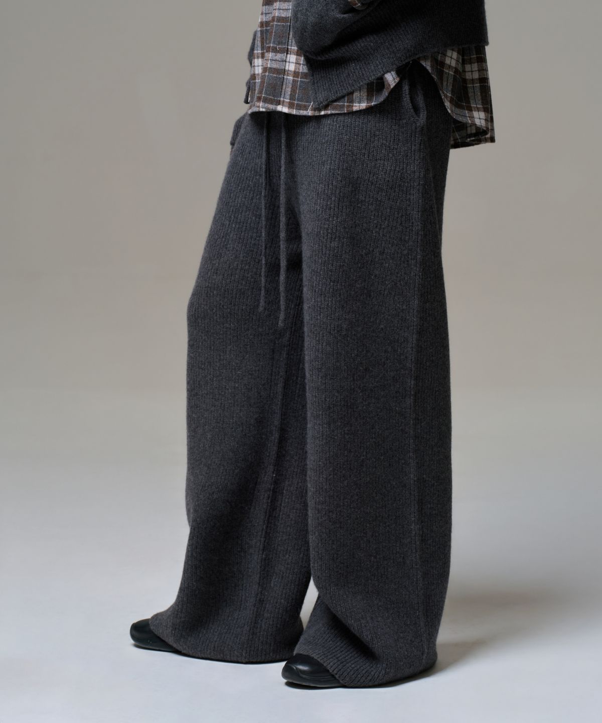 이알에이(ERA) MEN CASHMERE BLEND RELAXED KNIT SWEATPANTS - CHARCOAL GRAY
