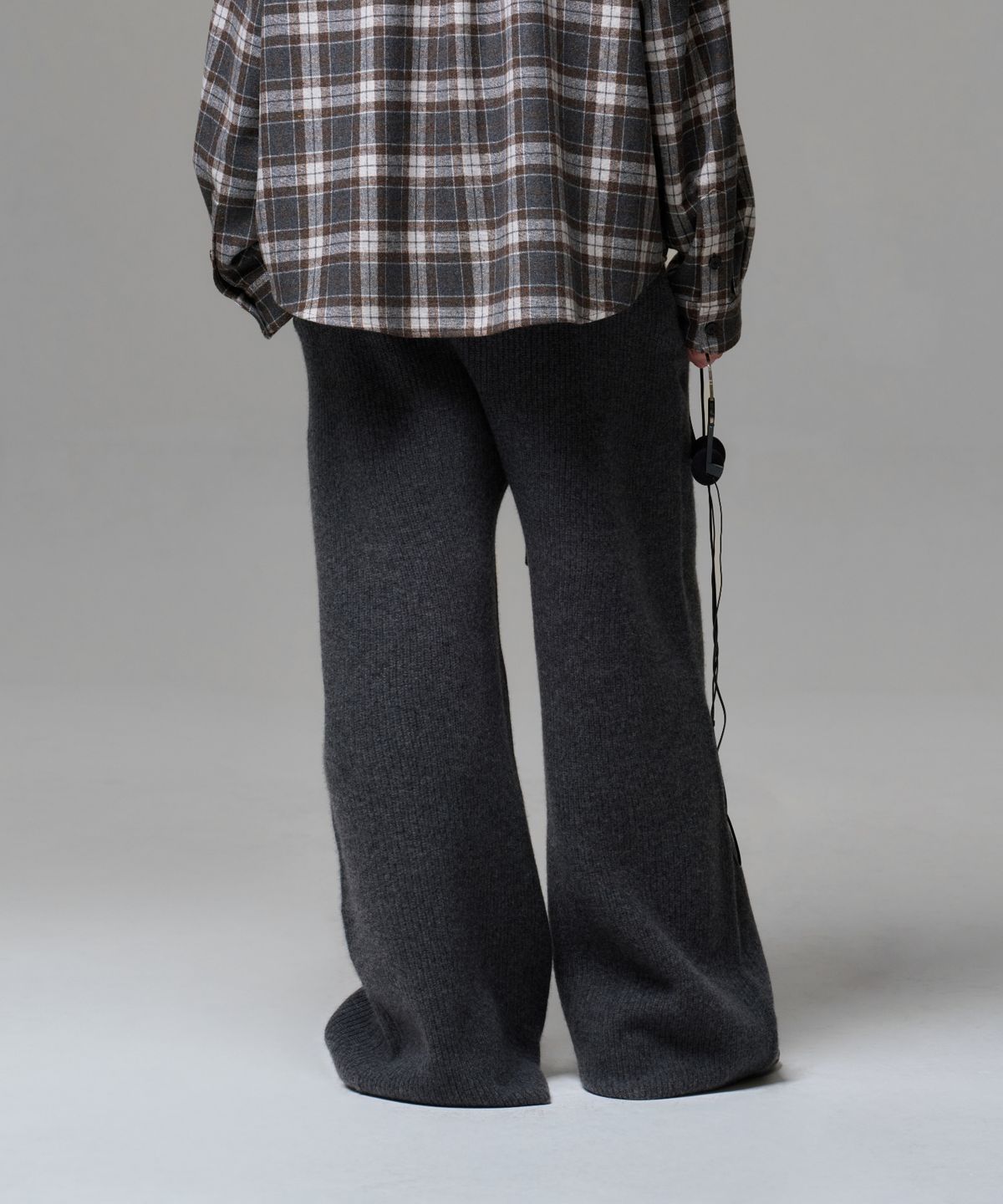 이알에이(ERA) MEN CASHMERE BLEND RELAXED KNIT SWEATPANTS - CHARCOAL GRAY