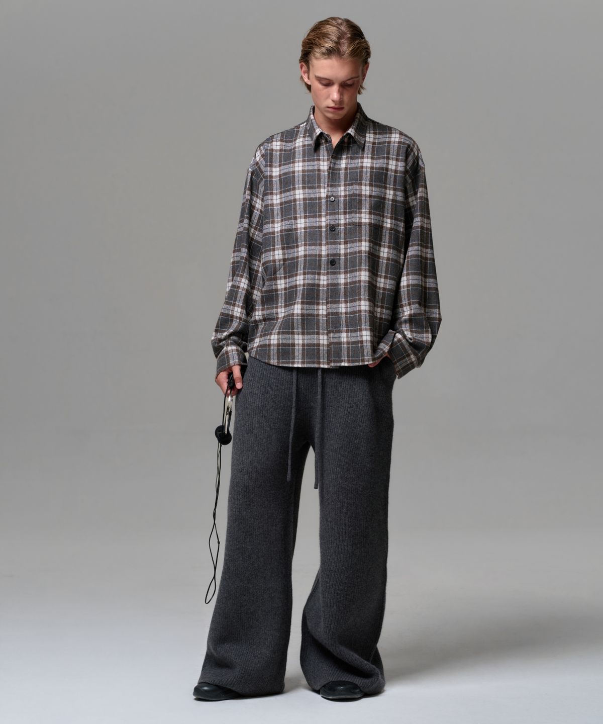 이알에이(ERA) MEN CASHMERE BLEND RELAXED KNIT SWEATPANTS - CHARCOAL GRAY