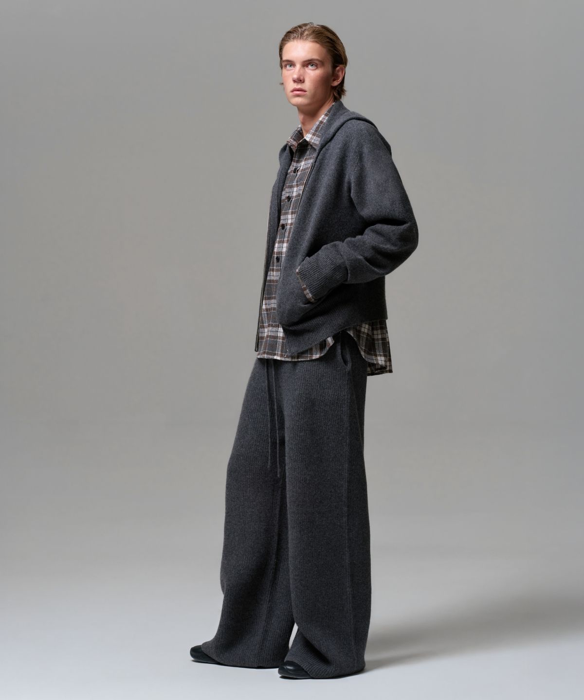 이알에이(ERA) MEN CASHMERE BLEND RELAXED KNIT SWEATPANTS - CHARCOAL GRAY