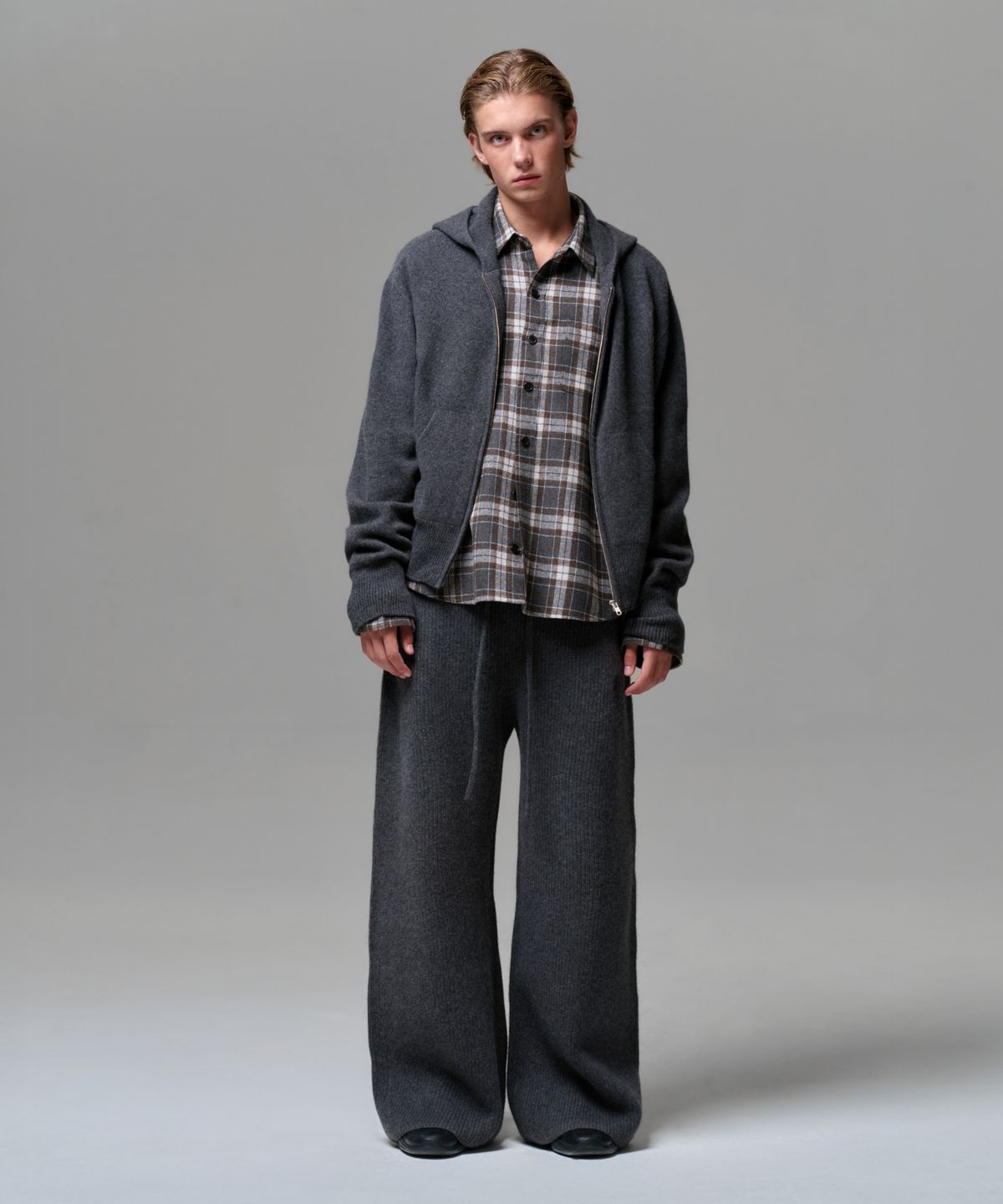 이알에이(ERA) MEN CASHMERE BLEND RELAXED KNIT SWEATPANTS - CHARCOAL GRAY