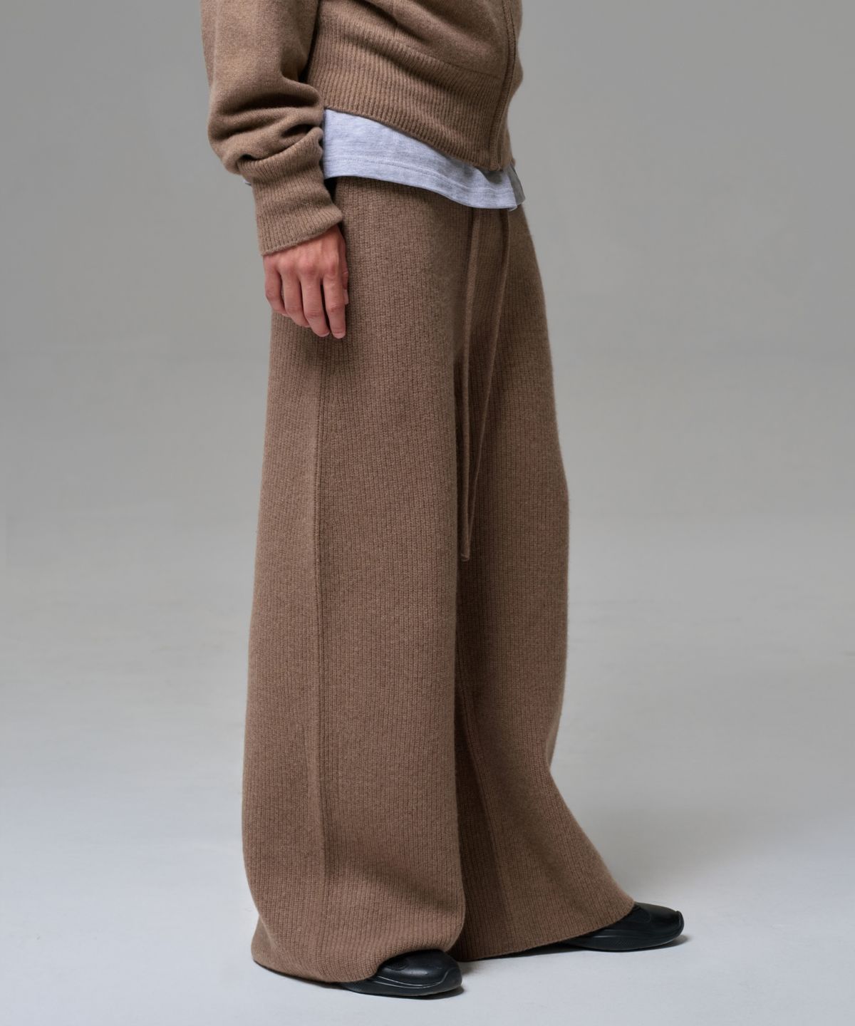 이알에이(ERA) MEN CASHMERE BLEND RELAXED KNIT SWEATPANTS - NEUTRAL BROWN