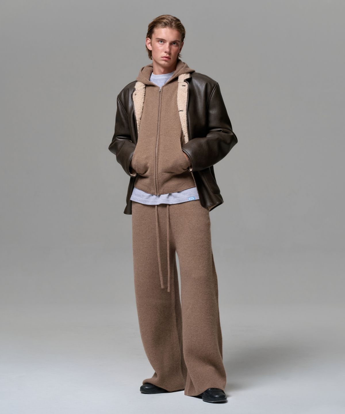 이알에이(ERA) MEN CASHMERE BLEND RELAXED KNIT SWEATPANTS - NEUTRAL BROWN