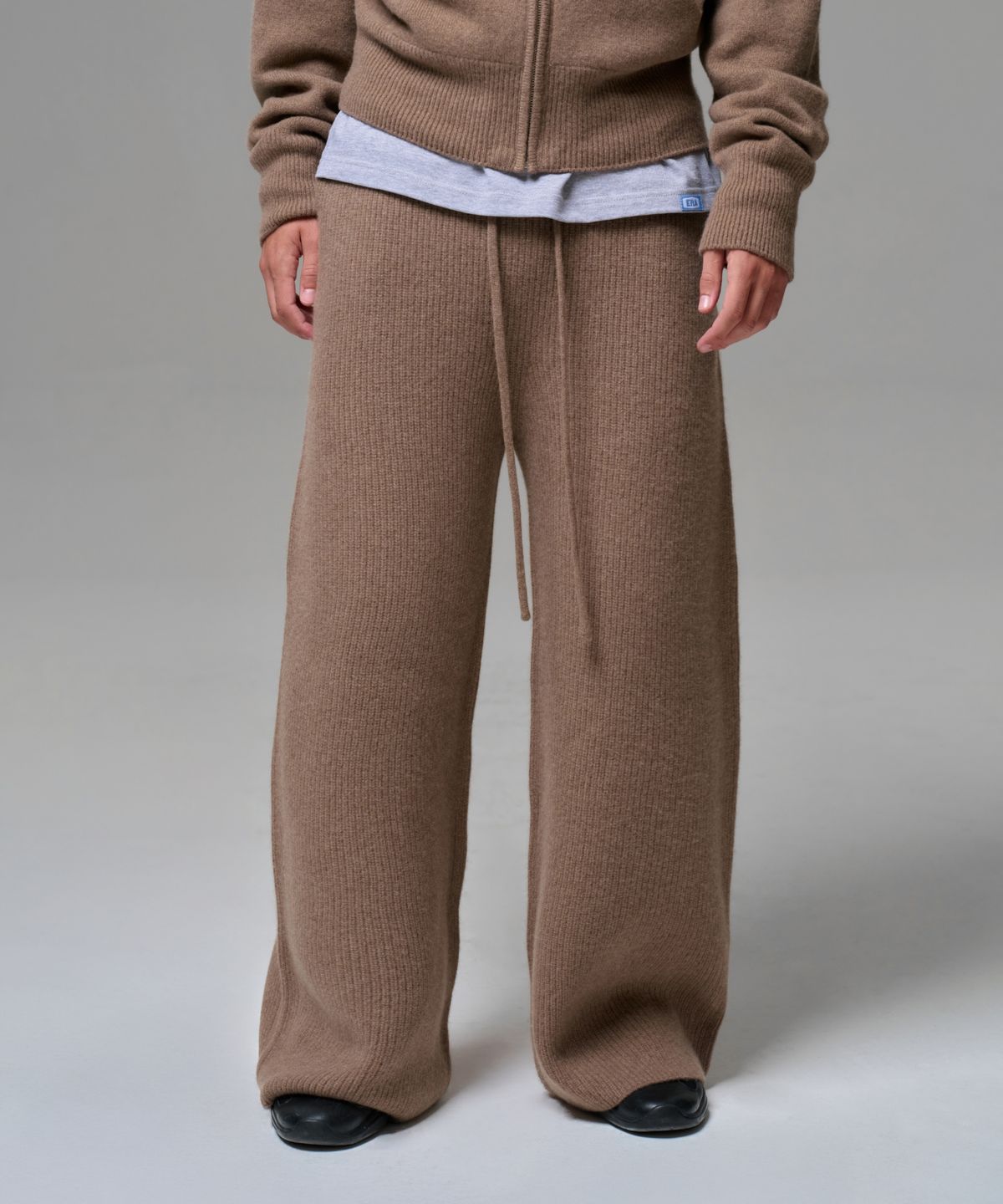 이알에이(ERA) MEN CASHMERE BLEND RELAXED KNIT SWEATPANTS - NEUTRAL BROWN