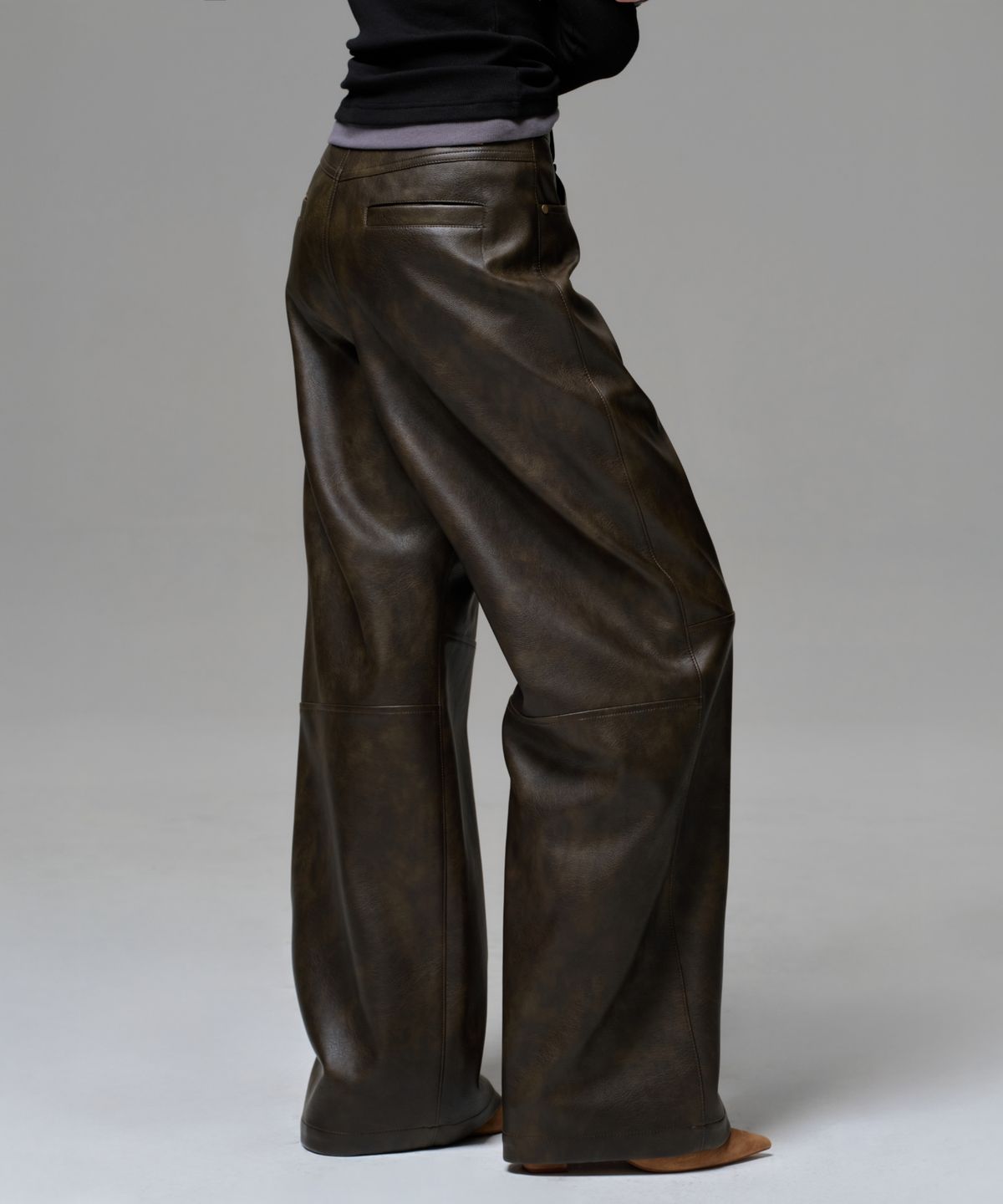 이알에이(ERA) WOMEN FAUX LEATHER TWO-TONE PANEL PANTS - TOBACCO BROWN