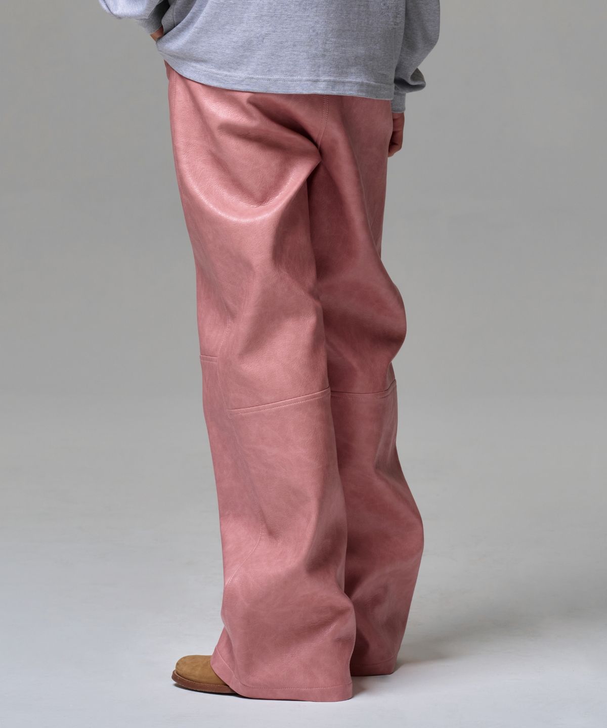 이알에이(ERA) MEN FAUX LEATHER TWO-TONE PANEL PANTS - ROSEWOOD