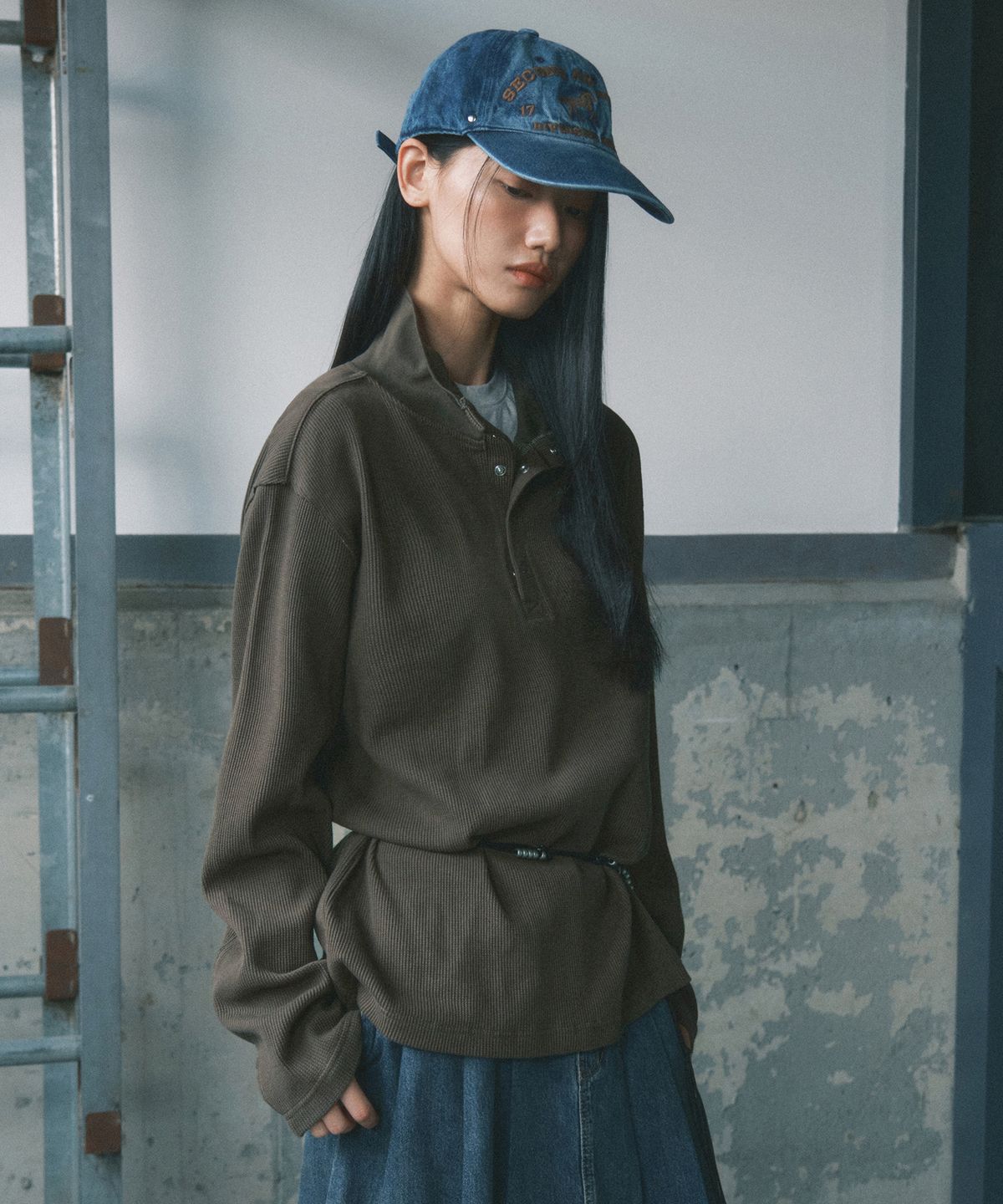세컨모놀로그(SECONDMONO) 컷오프 와플 하이넥 롱슬리브 [DKHAKI]_SETS052DKHAKI