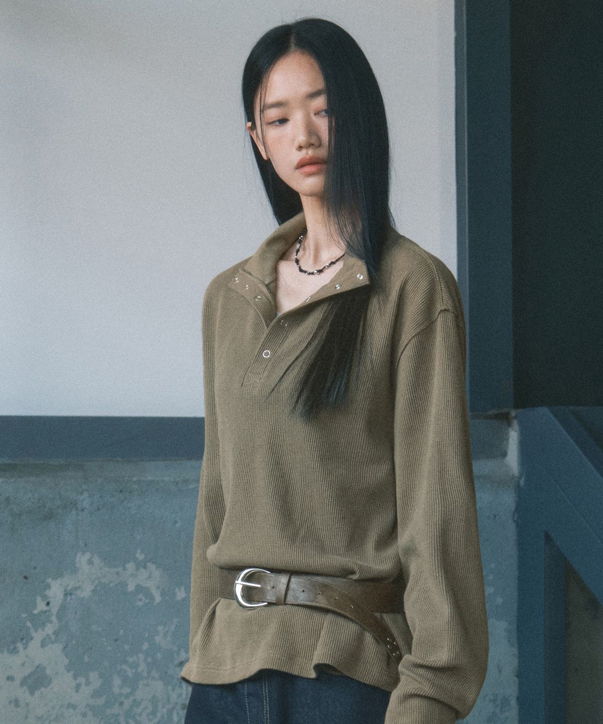 세컨모놀로그(SECONDMONO) 컷오프 와플 하이넥 롱슬리브 [KHAKI]_SETS052KHAKI