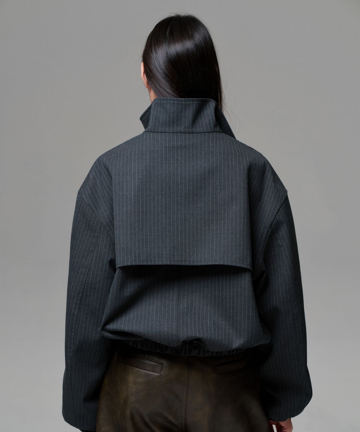 이알에이(ERA) UNISEX PINSTRIPE HIGHNECK ZIP-UP BLOUSON - CHARCOAL GRAY