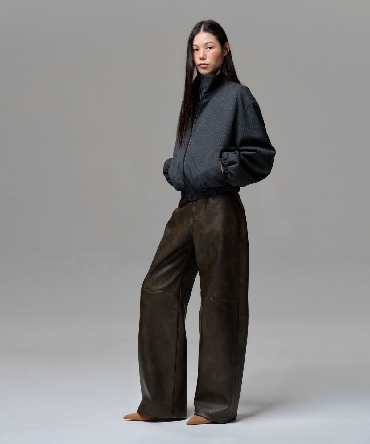이알에이(ERA) UNISEX PINSTRIPE HIGHNECK ZIP-UP BLOUSON - CHARCOAL GRAY