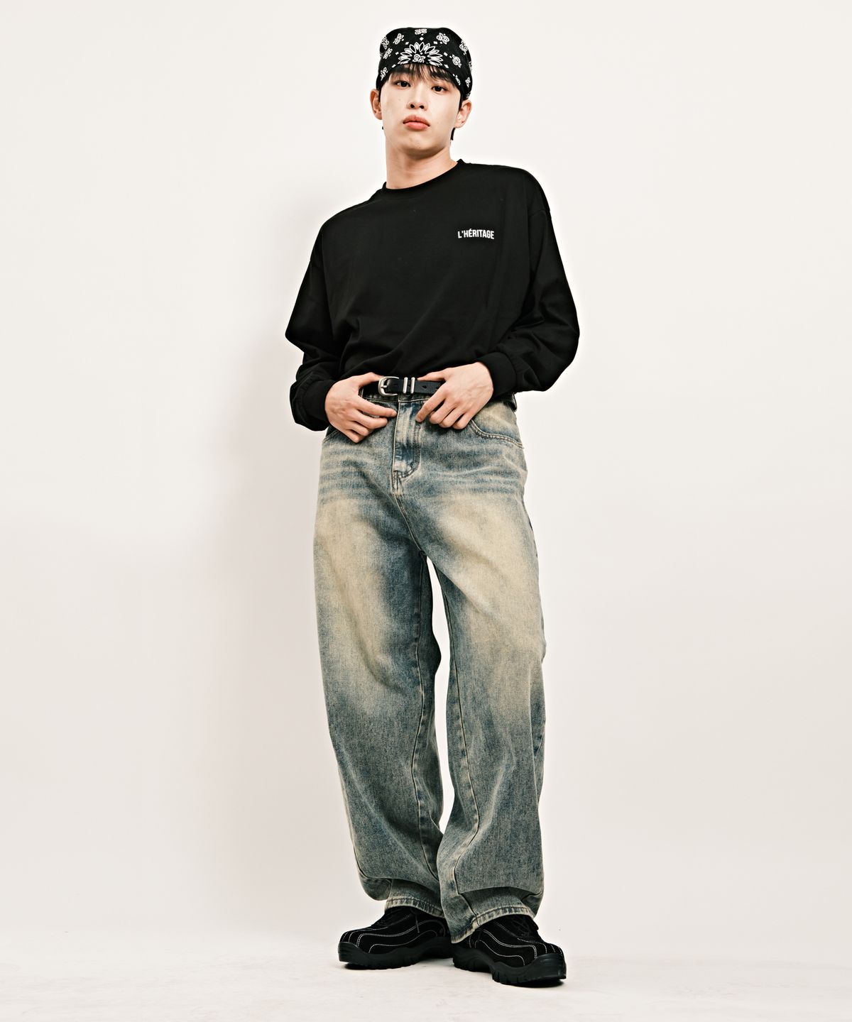 디더블유에스이(DWSE) 백 브러쉬 벌룬 데님 팬츠(빈티지 블루)
