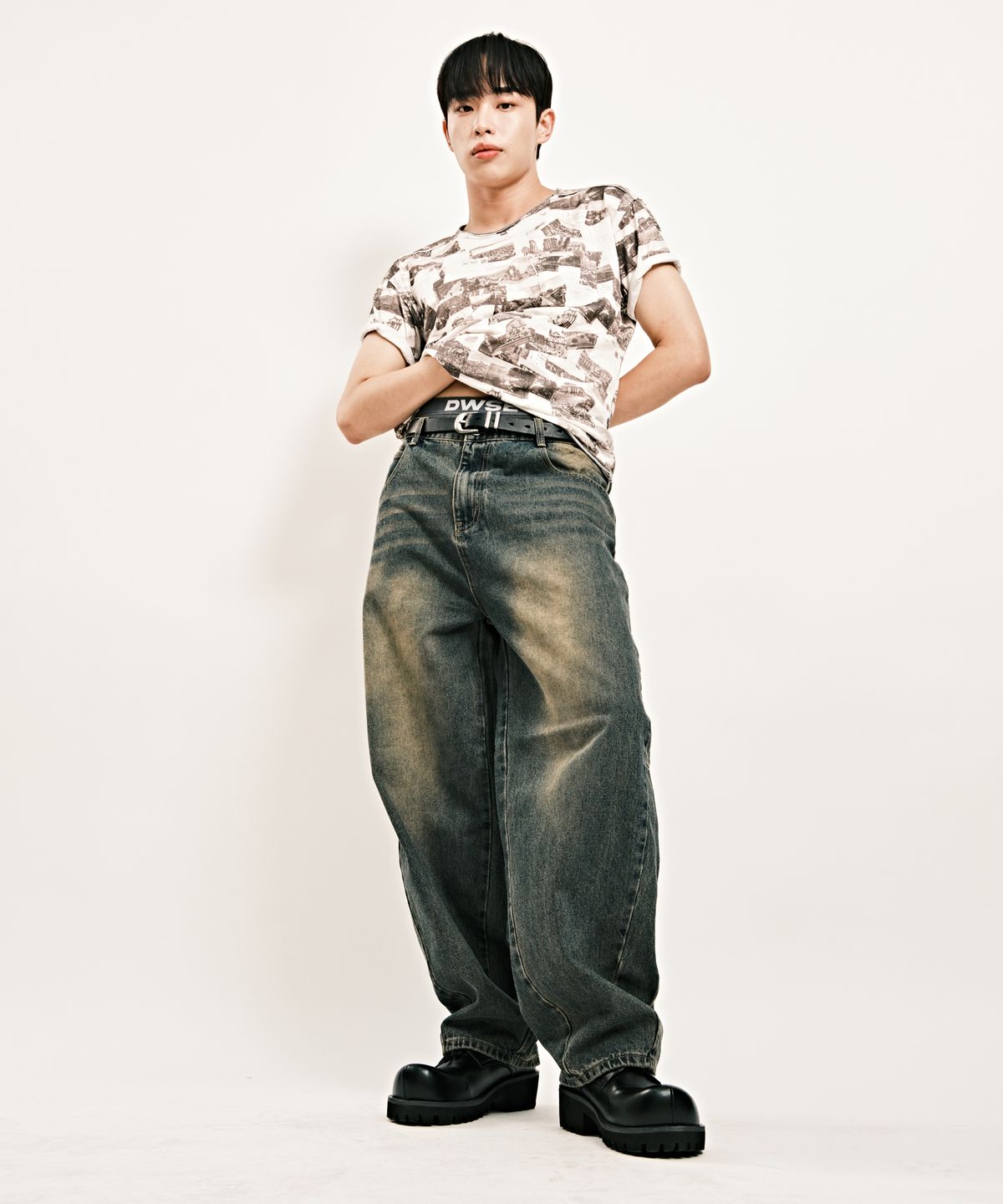 디더블유에스이(DWSE) 백 브러쉬 벌룬 데님 팬츠(워시드 블루)