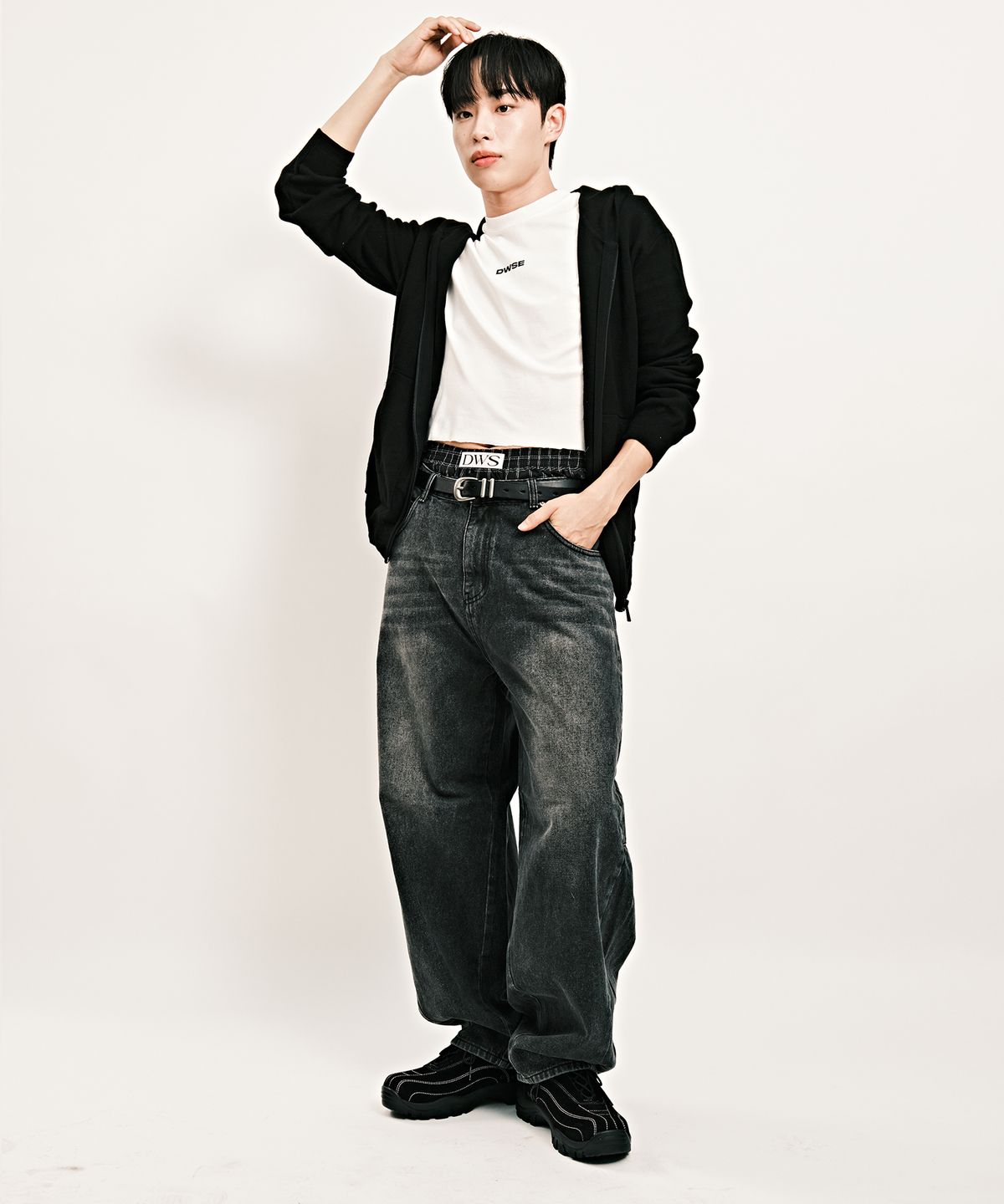 디더블유에스이(DWSE) 백 브러쉬 벌룬 데님 팬츠(블랙)